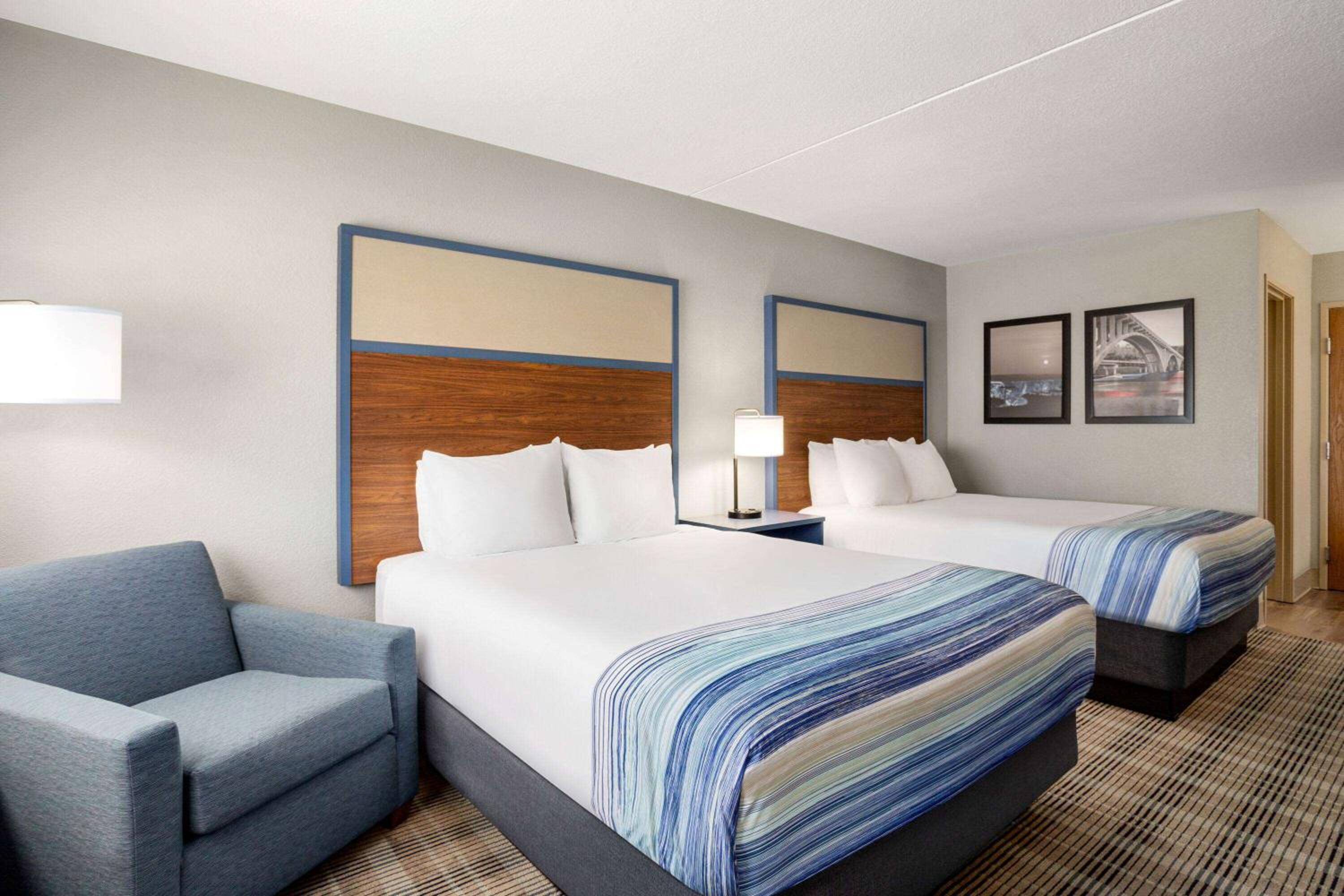 Deluxe Queen Room with Two Queen Beds - Non-Smoking - Photo 5