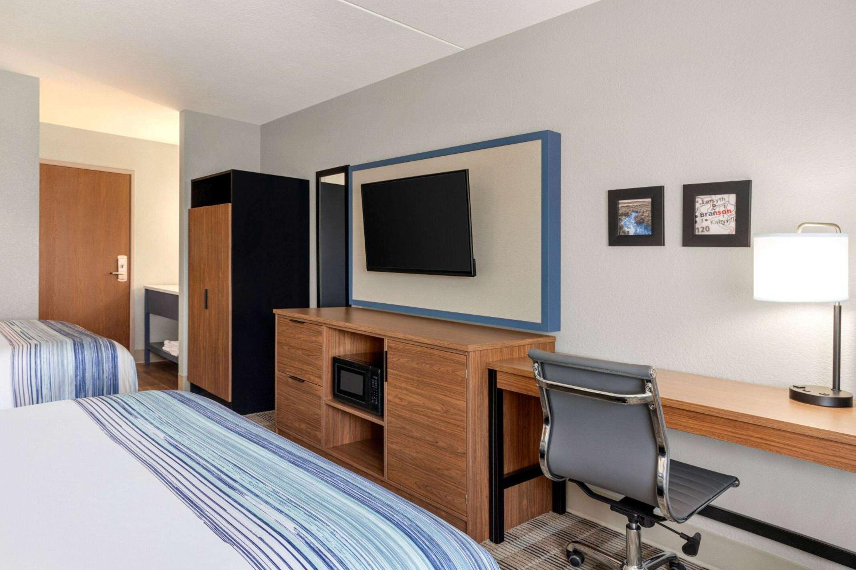Deluxe Queen Room with Two Queen Beds - Non-Smoking - Photo 4