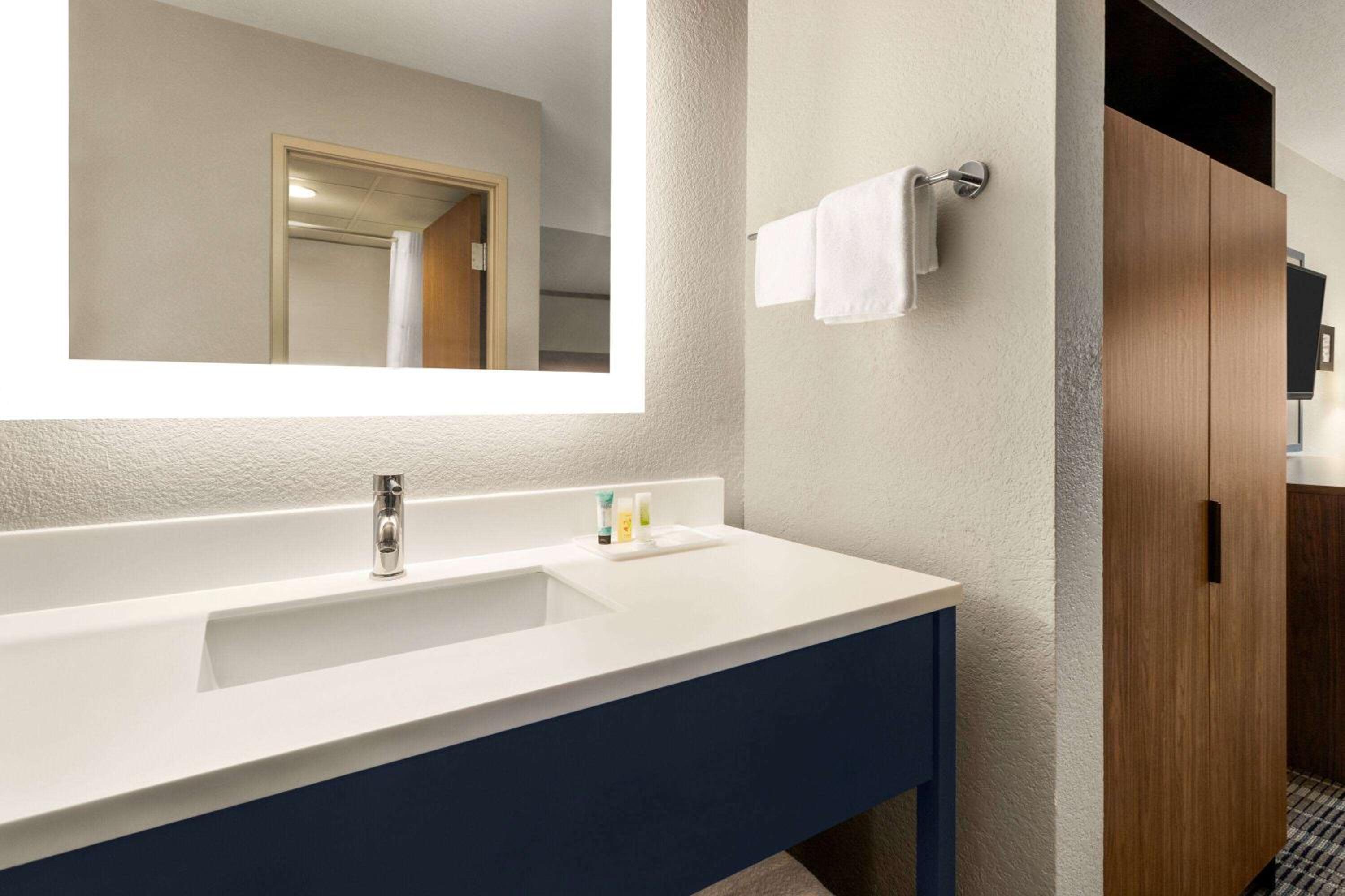 King Room - Non-Smoking - Photo 3
