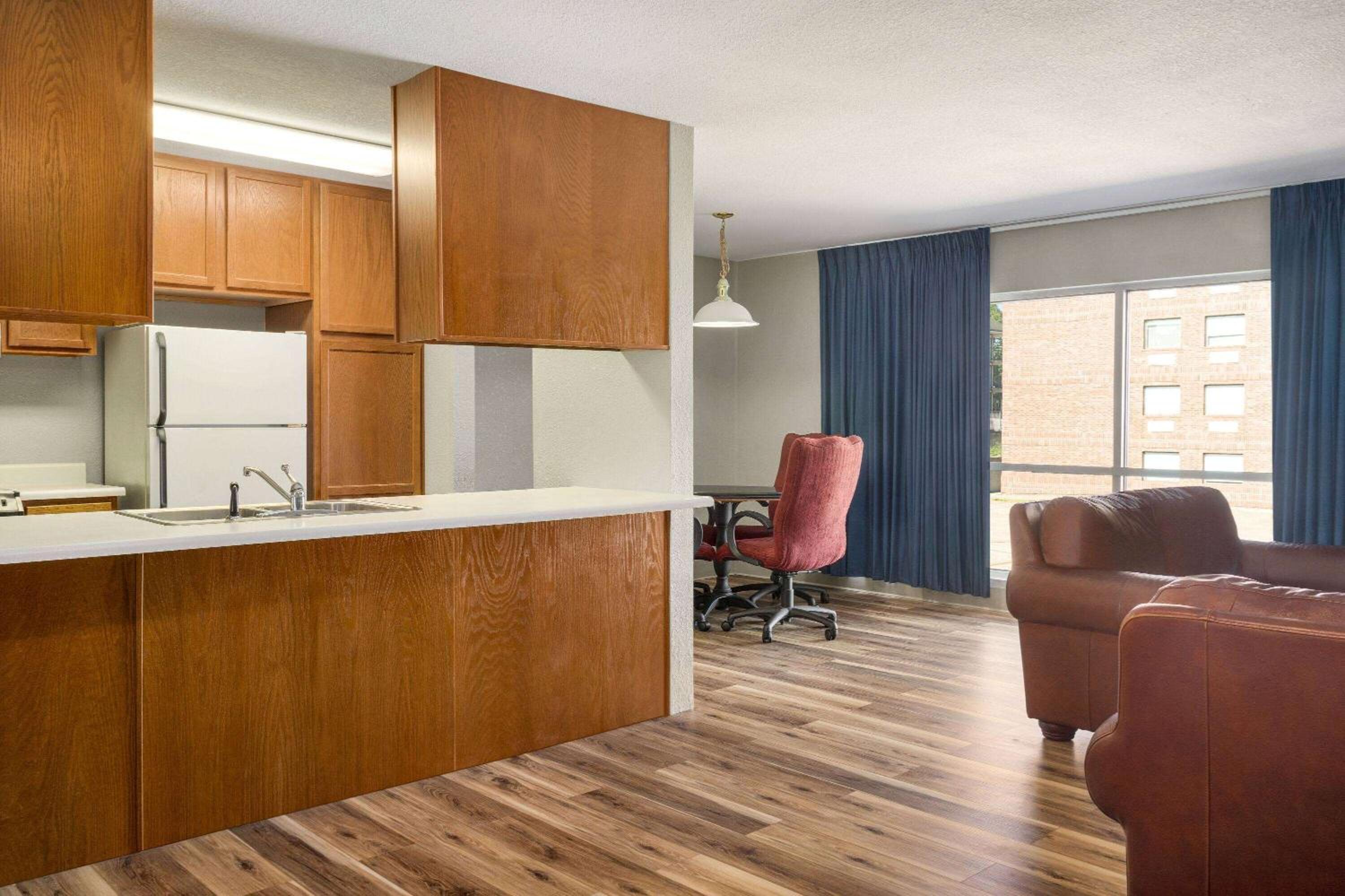 King Suite - Non-Smoking - Photo 4