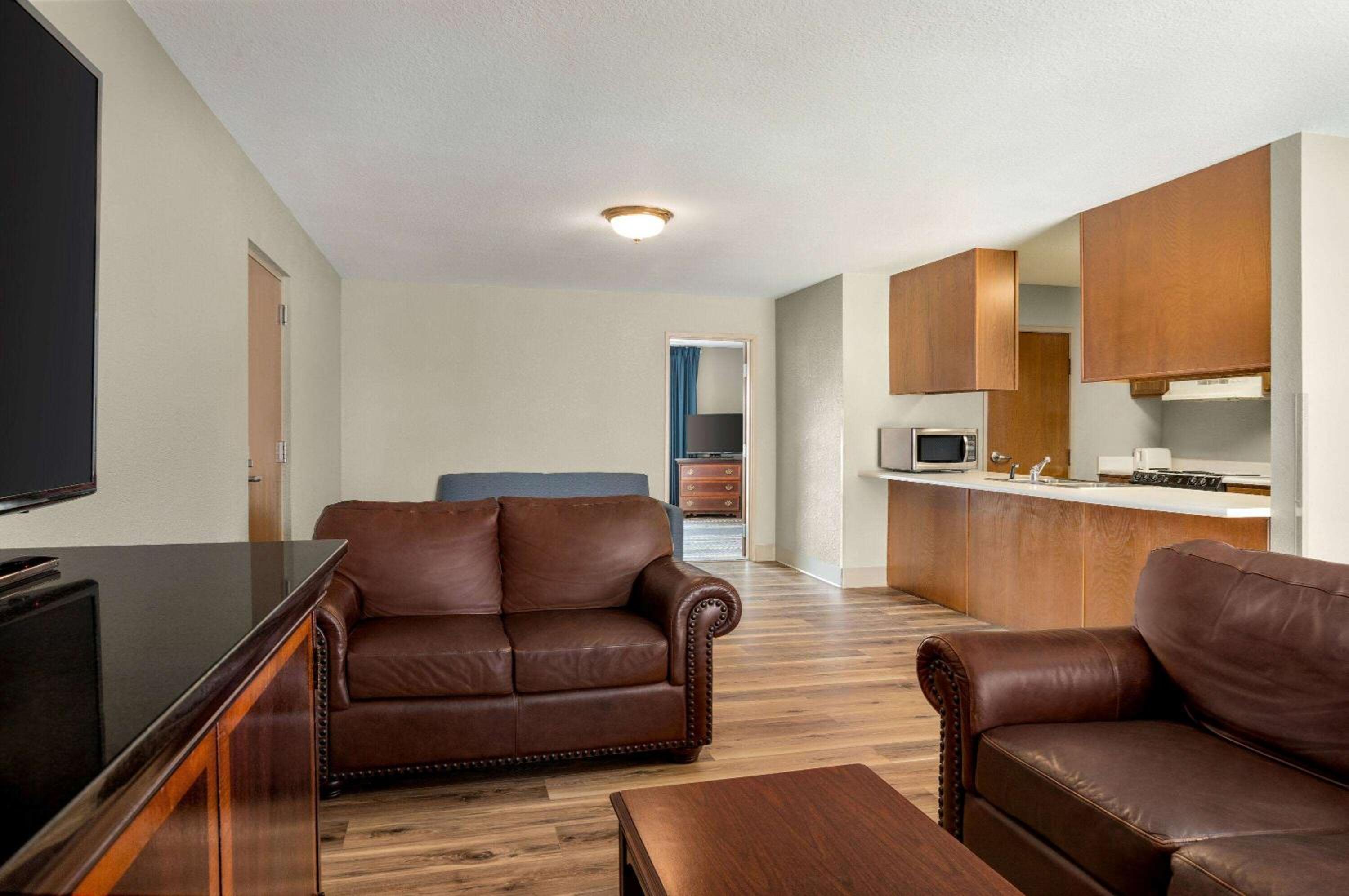 King Suite - Non-Smoking - Photo 3