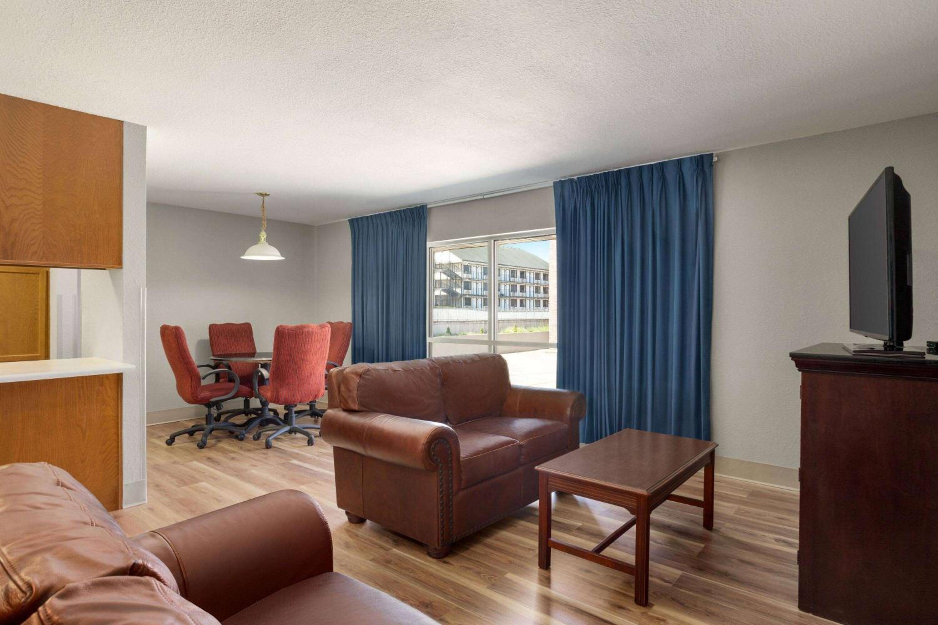 King Suite - Non-Smoking - Photo 2