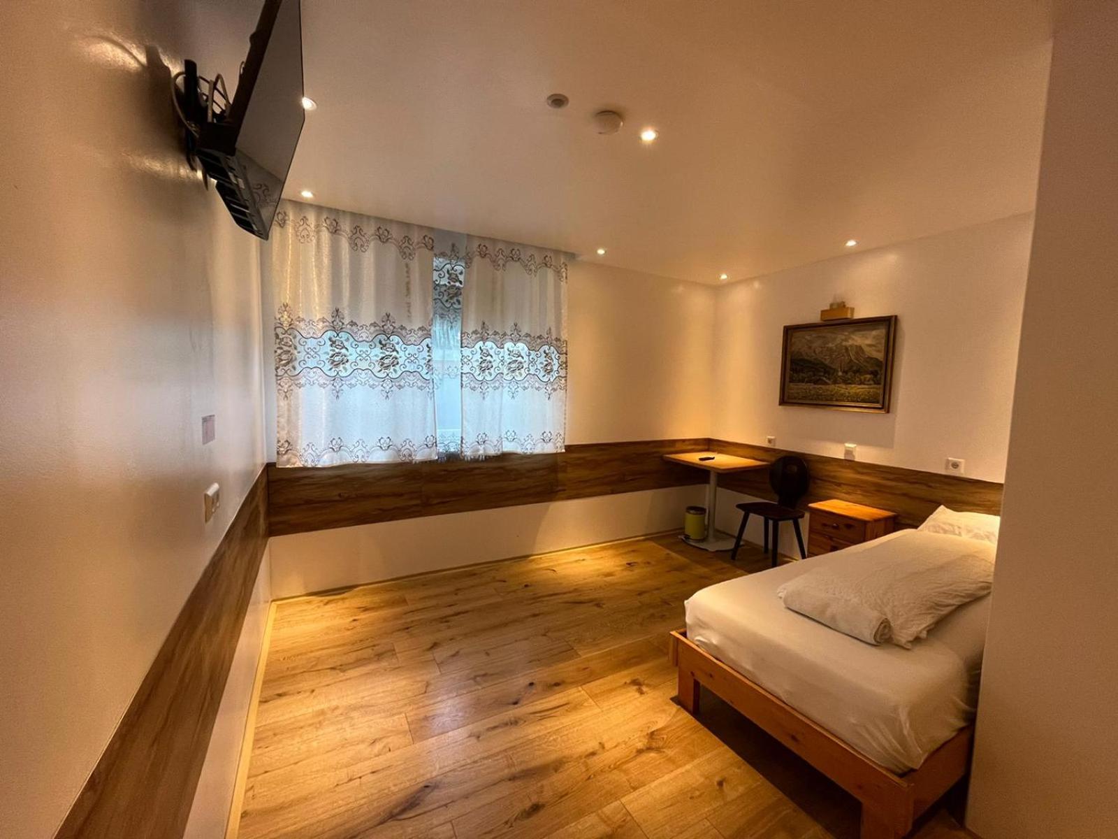 Budget Double Room photo 2