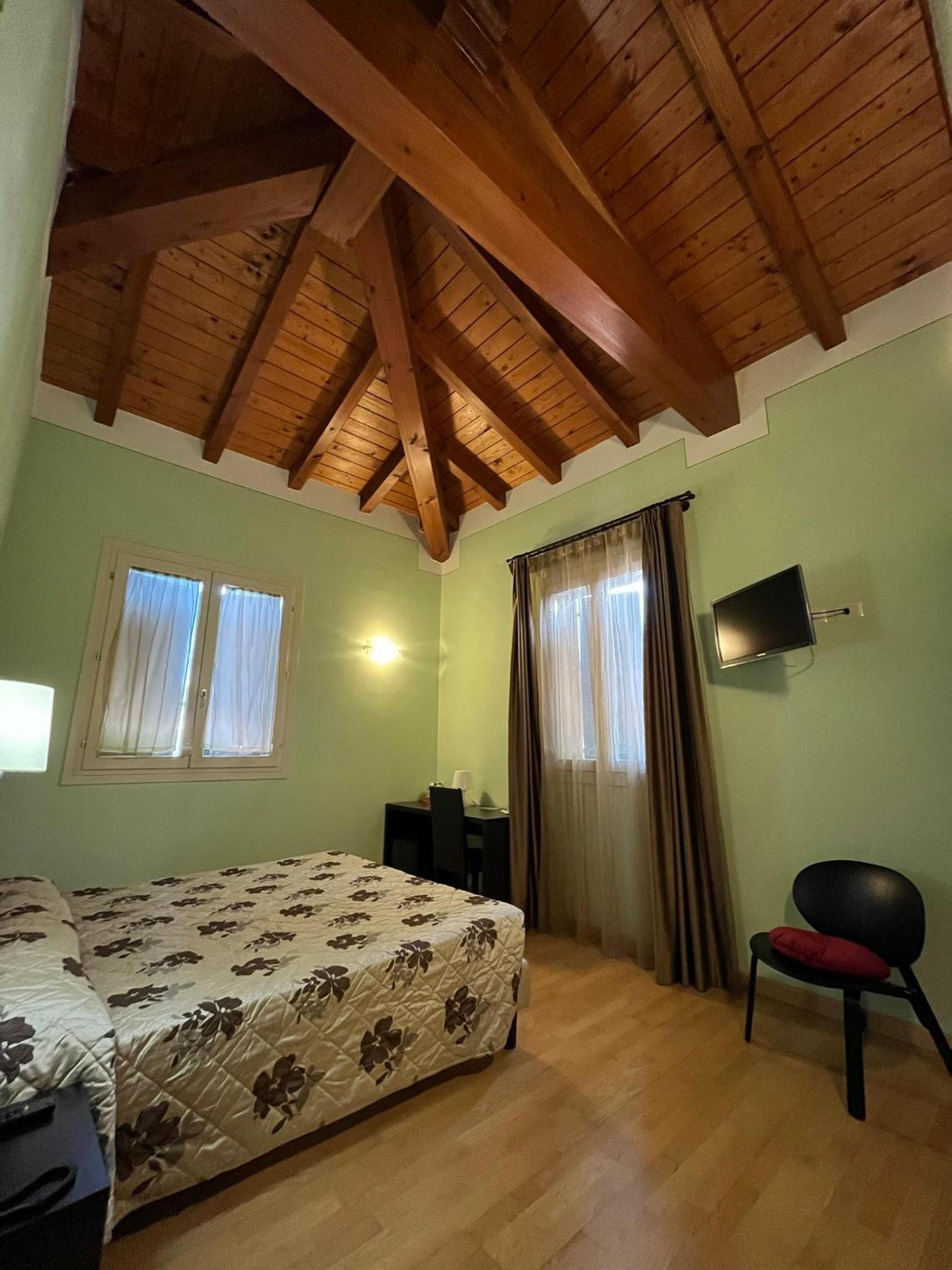 Double or Twin Room with Bathroom photo 2