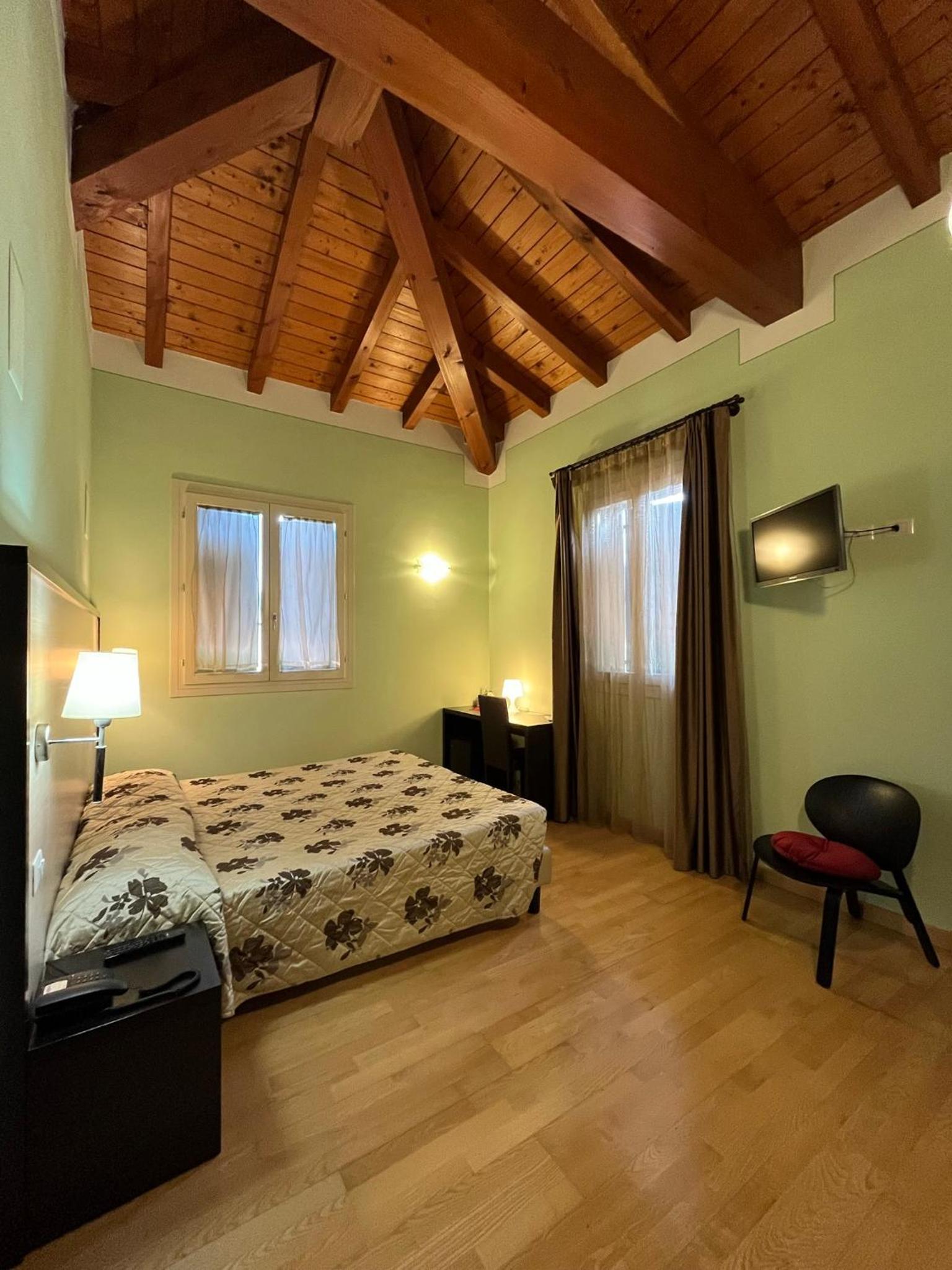 Double or Twin Room with Bathroom photo 3