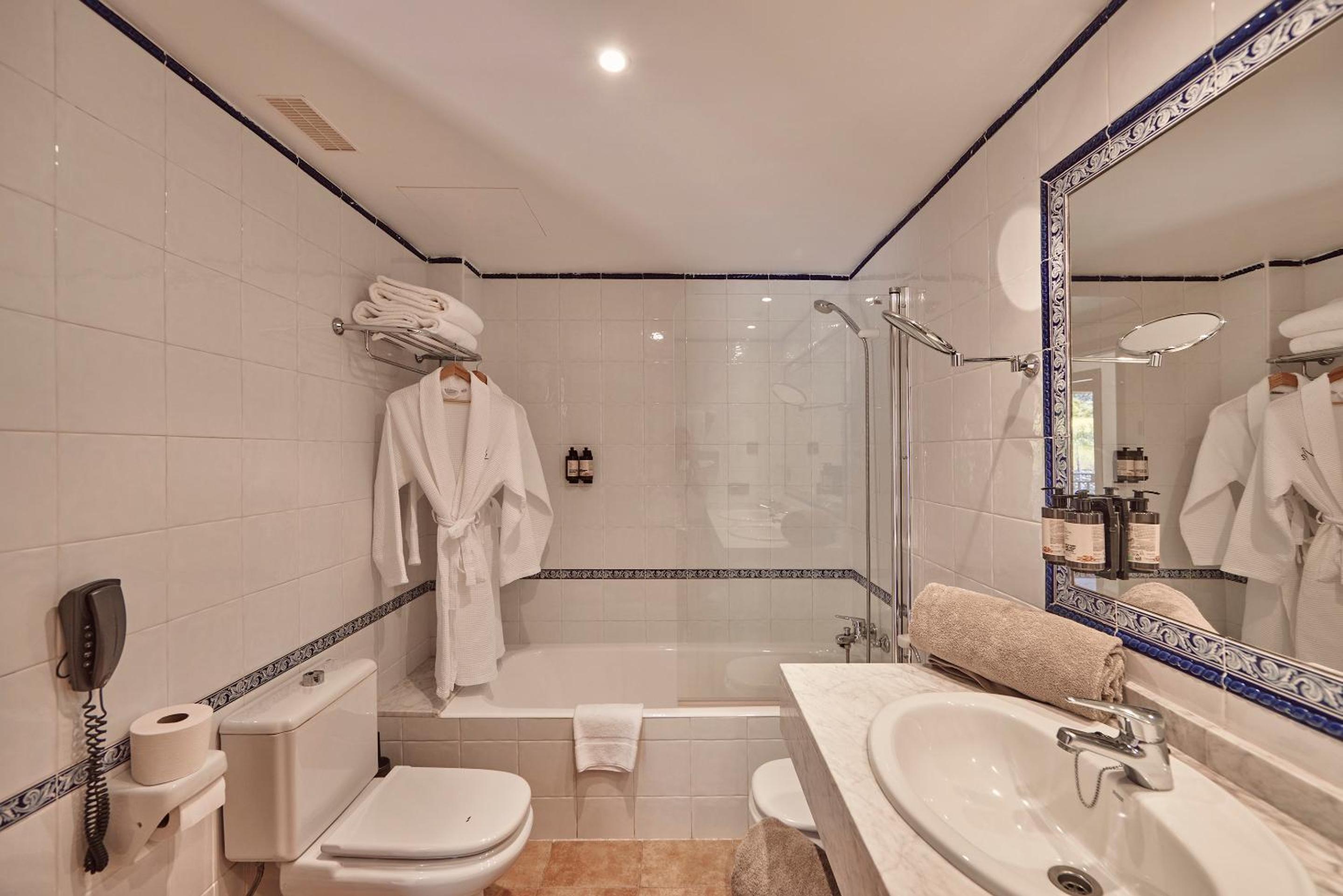 Standard Suite - Photo 2
