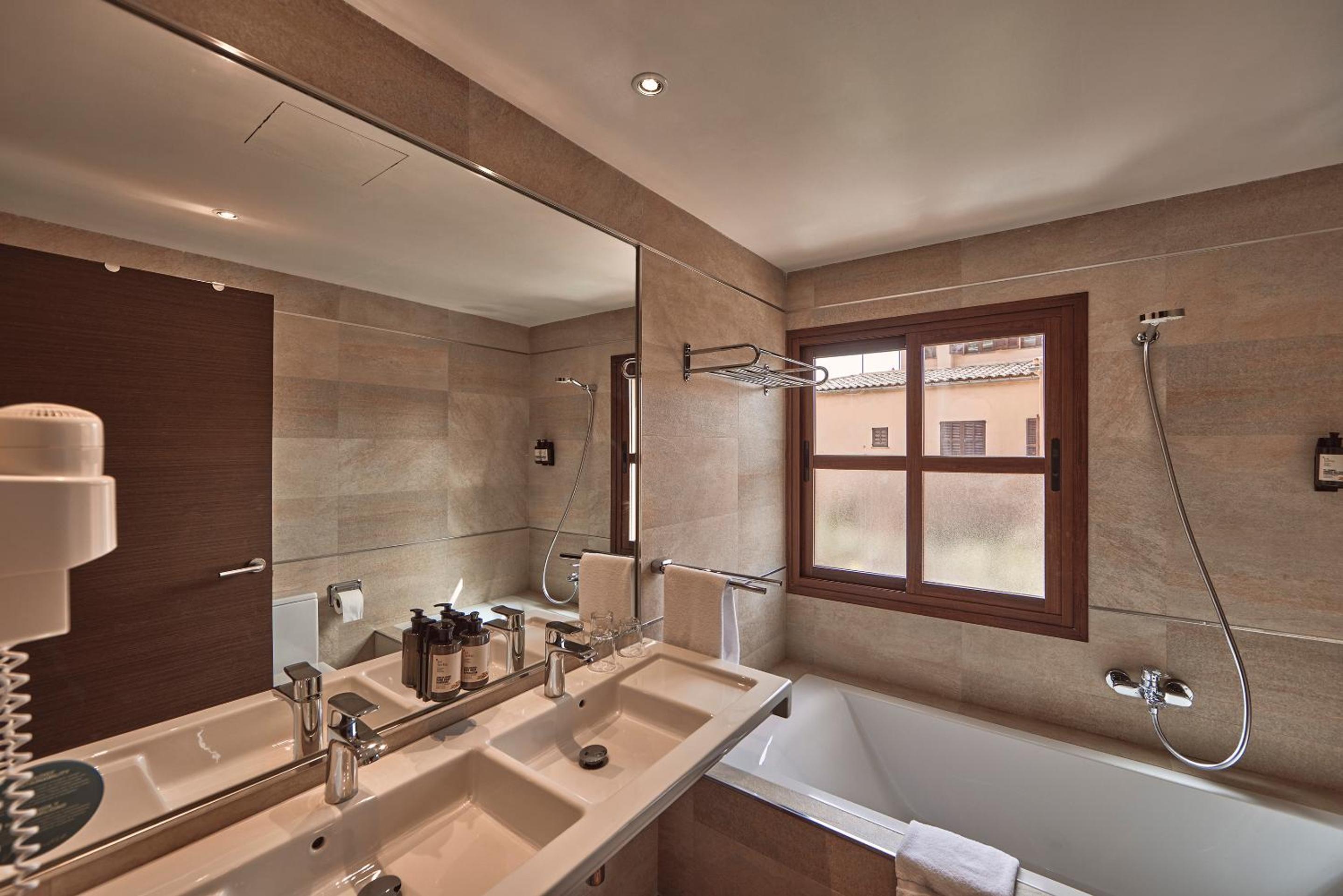 Standard Suite - Photo 8