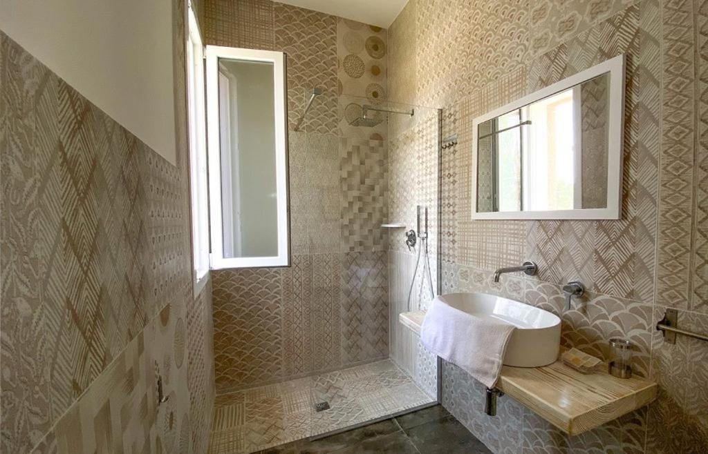 Large Double Room - Photo 7