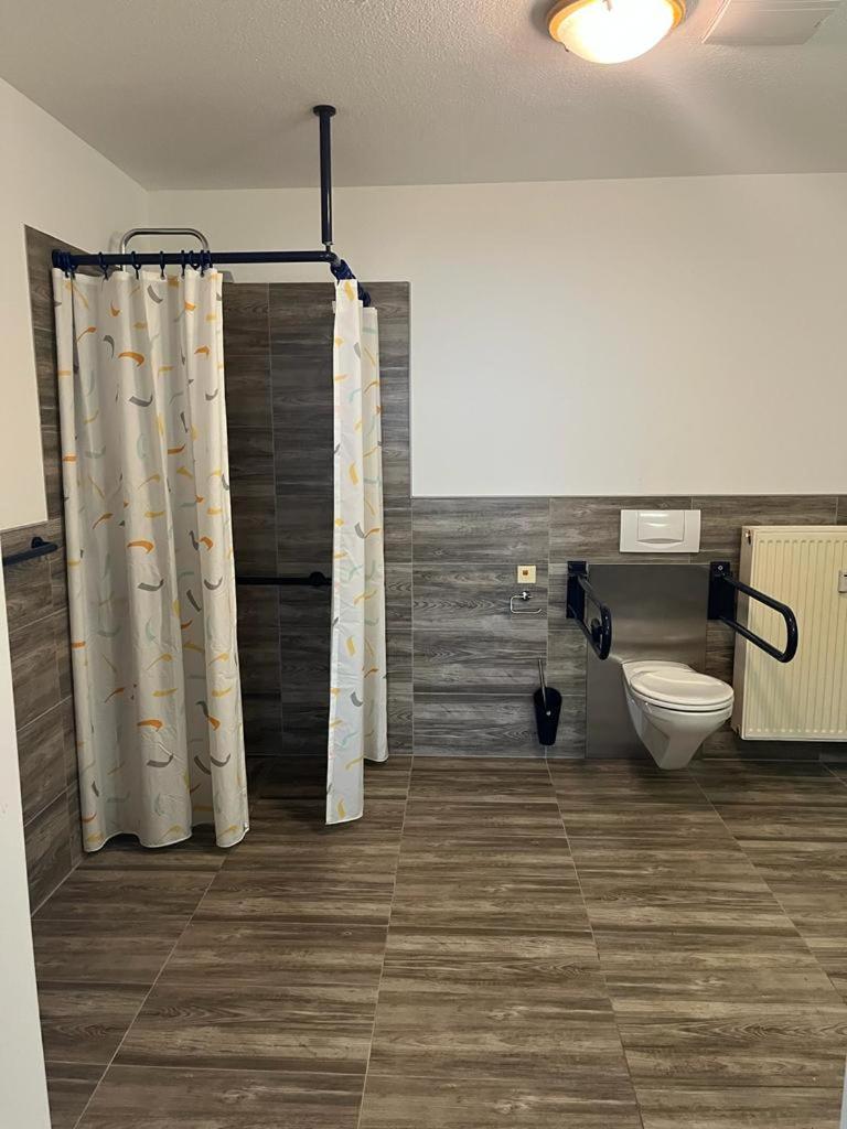 King Room With Roll-In Shower - Disability Access photo 3