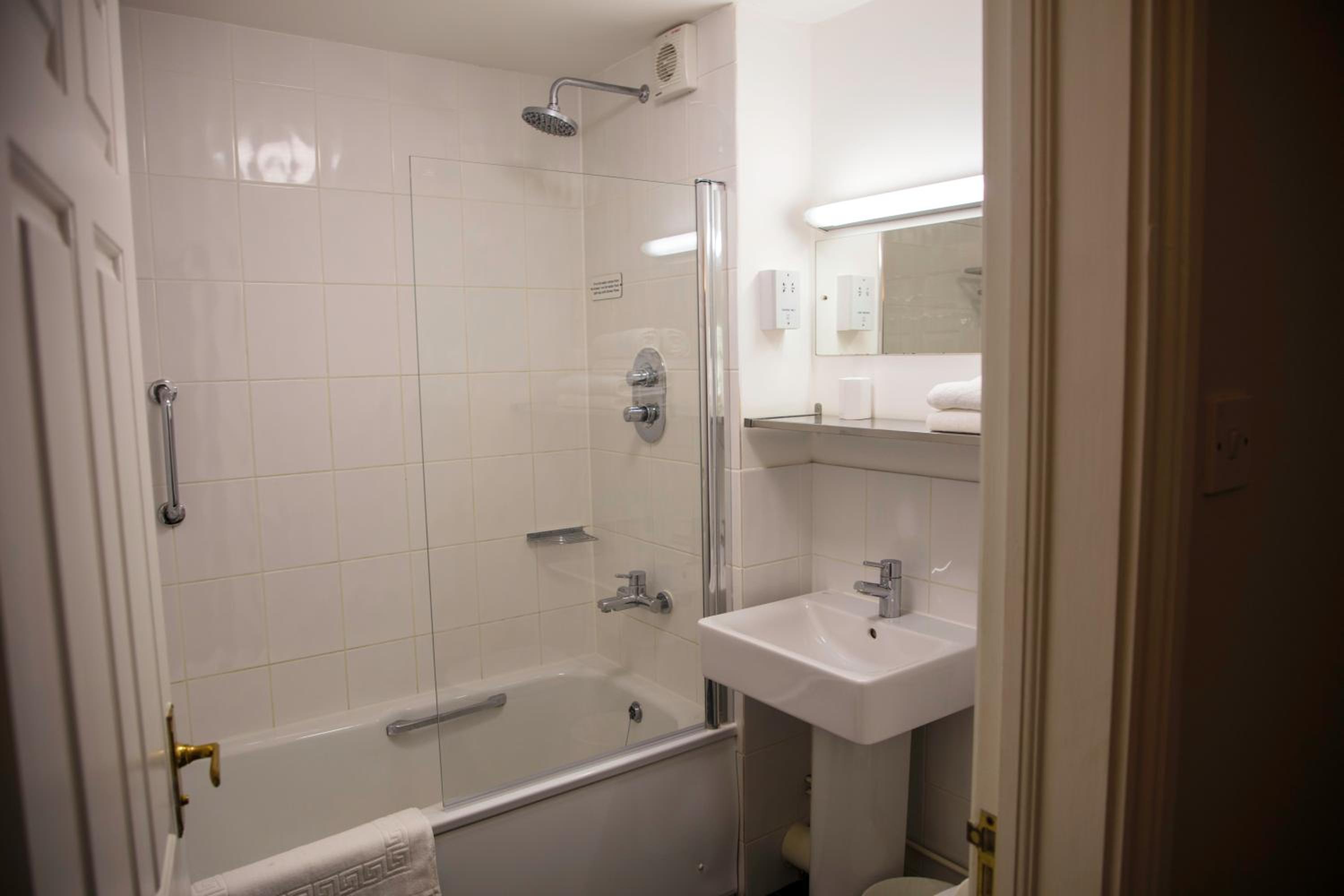 Standard Double Room - Photo 9