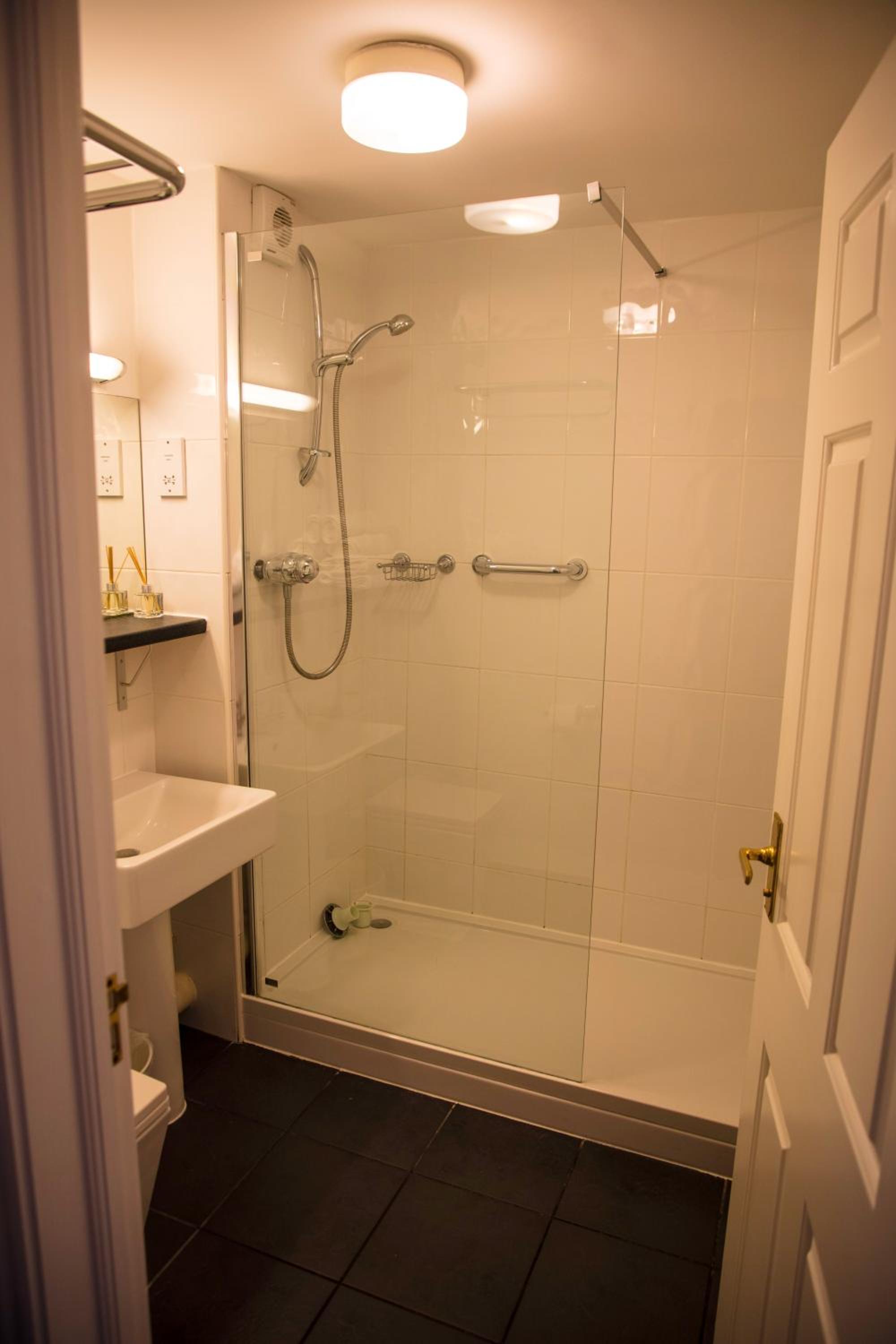 Deluxe King Room - Photo 6