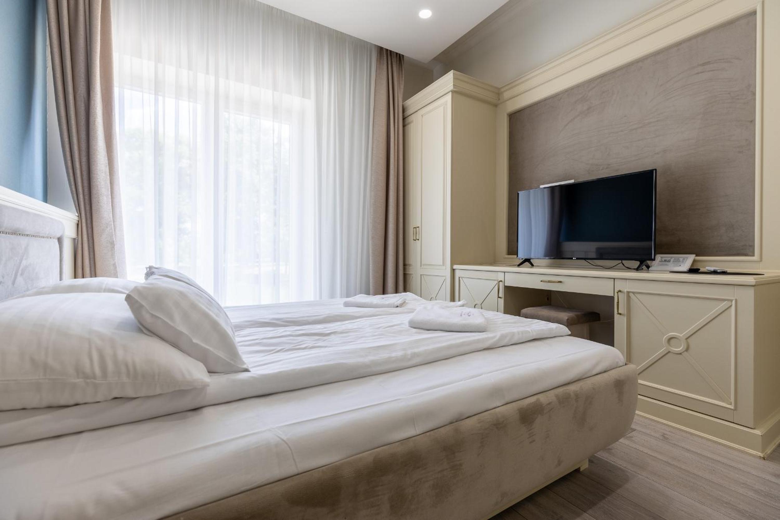 Double Room with Garden View - Photo 2