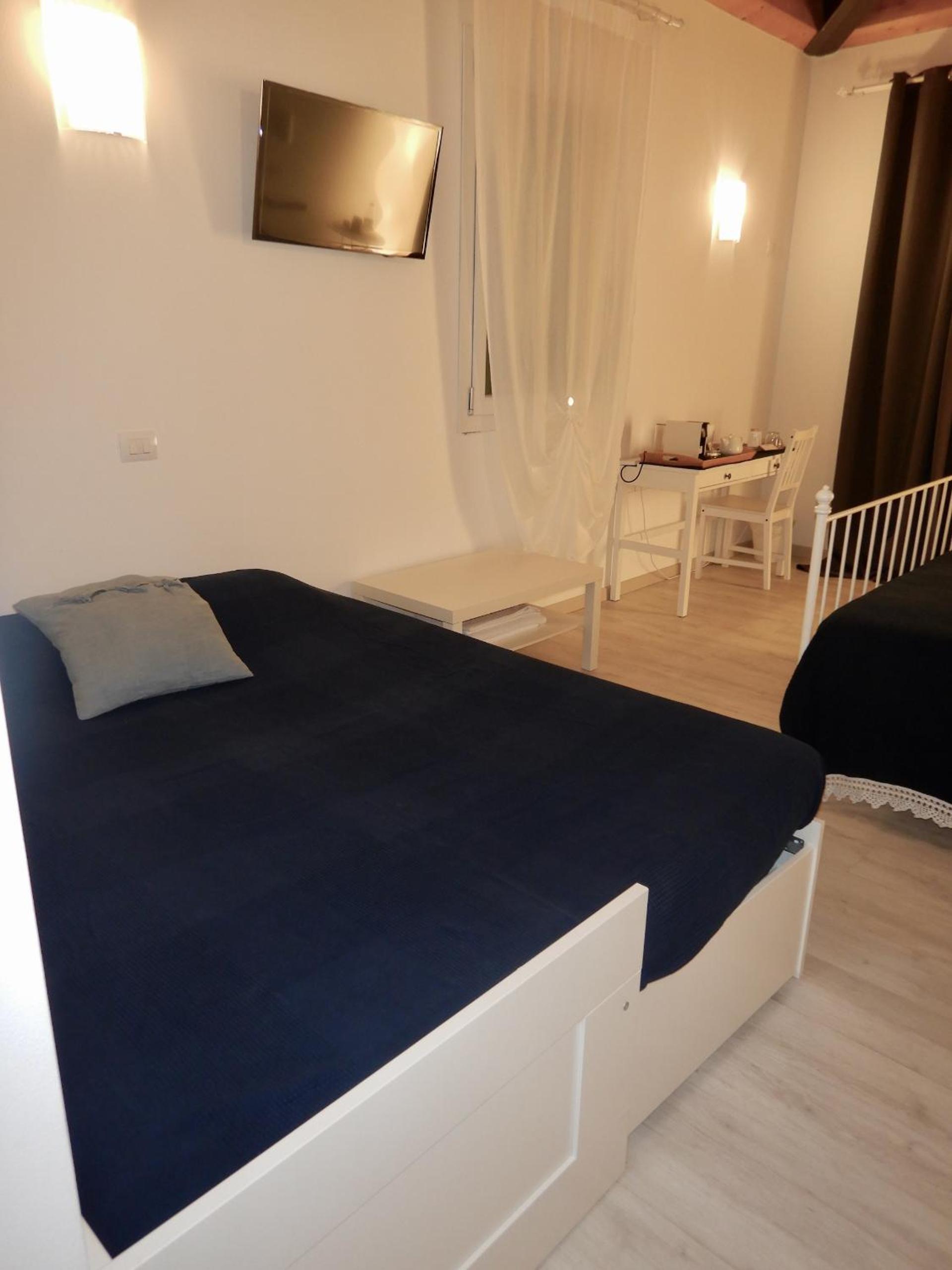 Deluxe Room - Photo 10