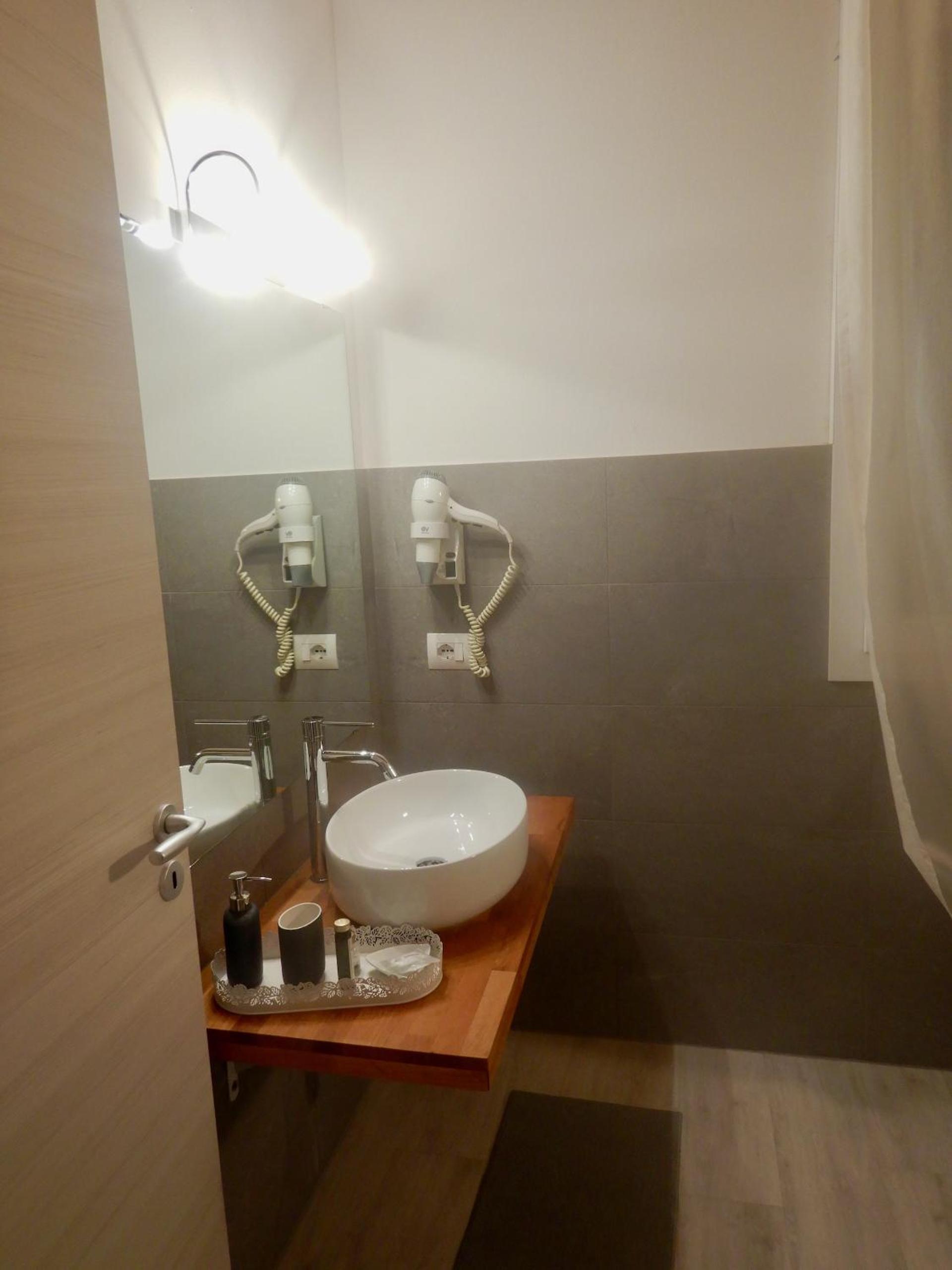 Deluxe Room - Photo 16