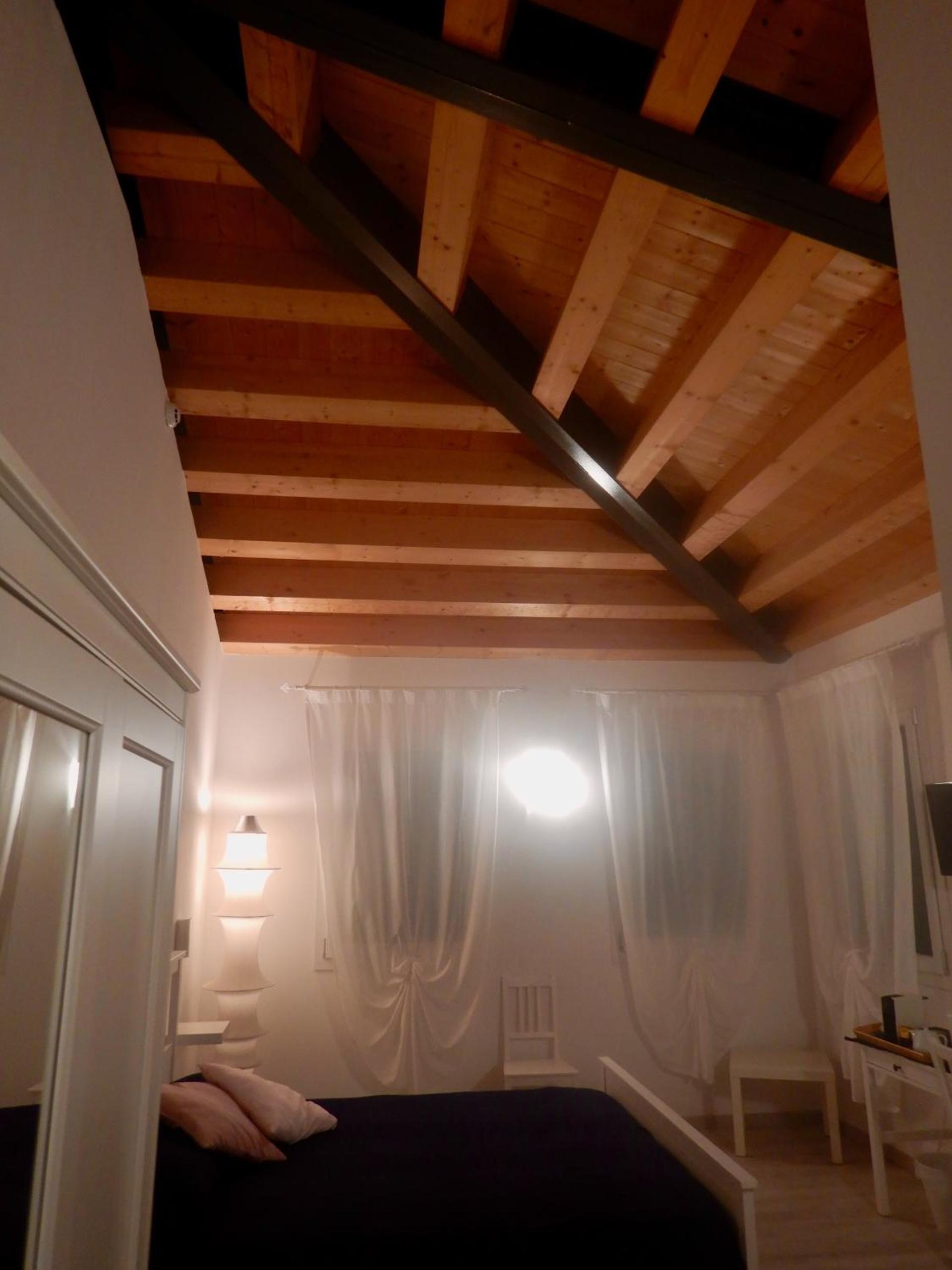 Deluxe Room - Photo 15