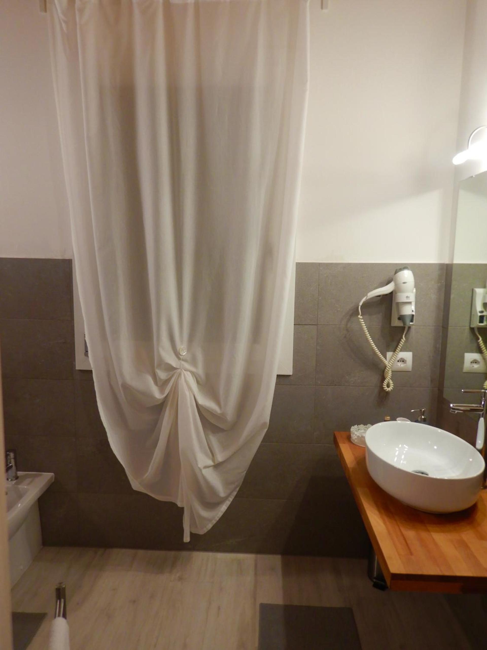 Deluxe Room - Photo 11