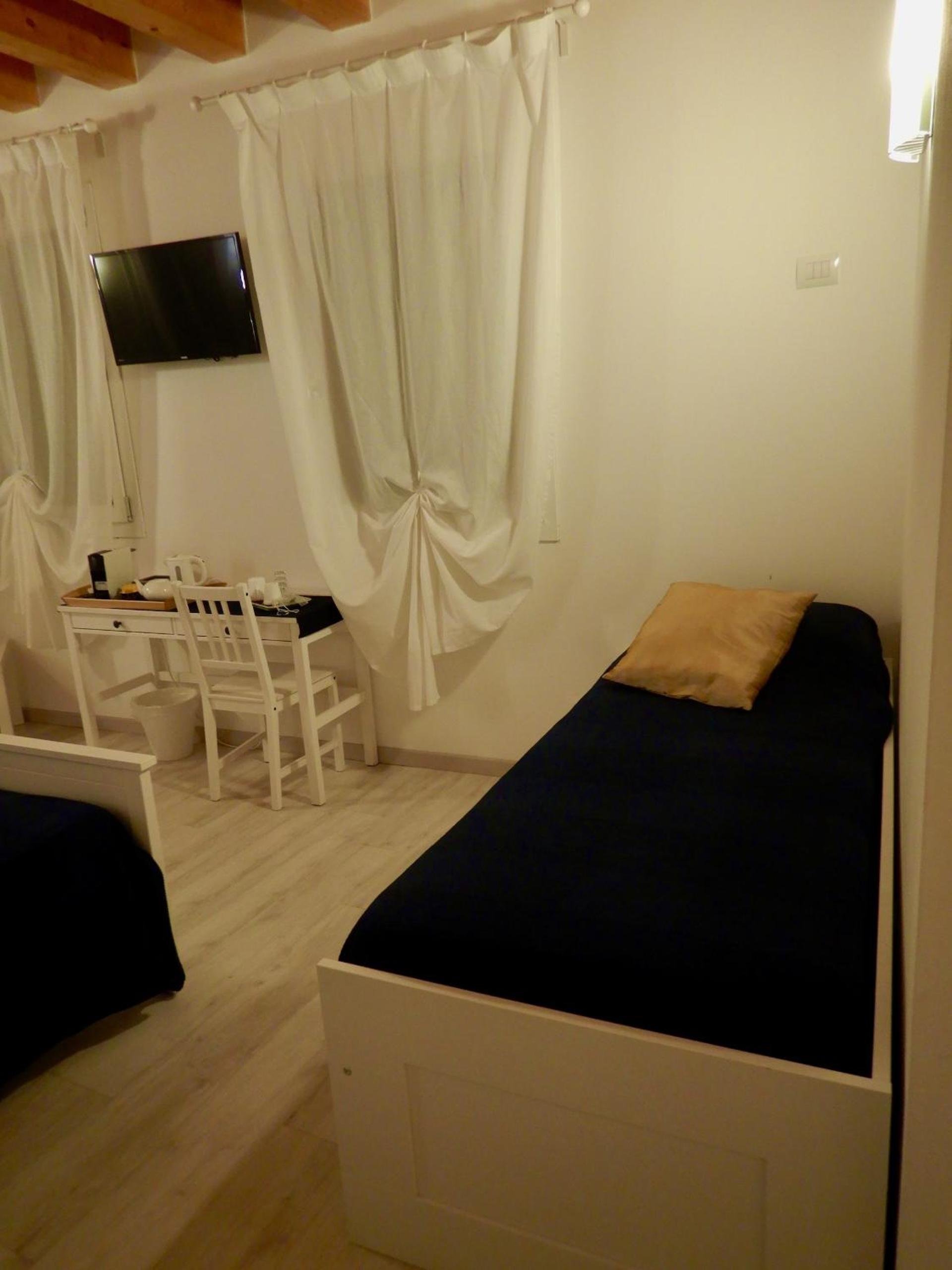 Deluxe Room - Photo 8