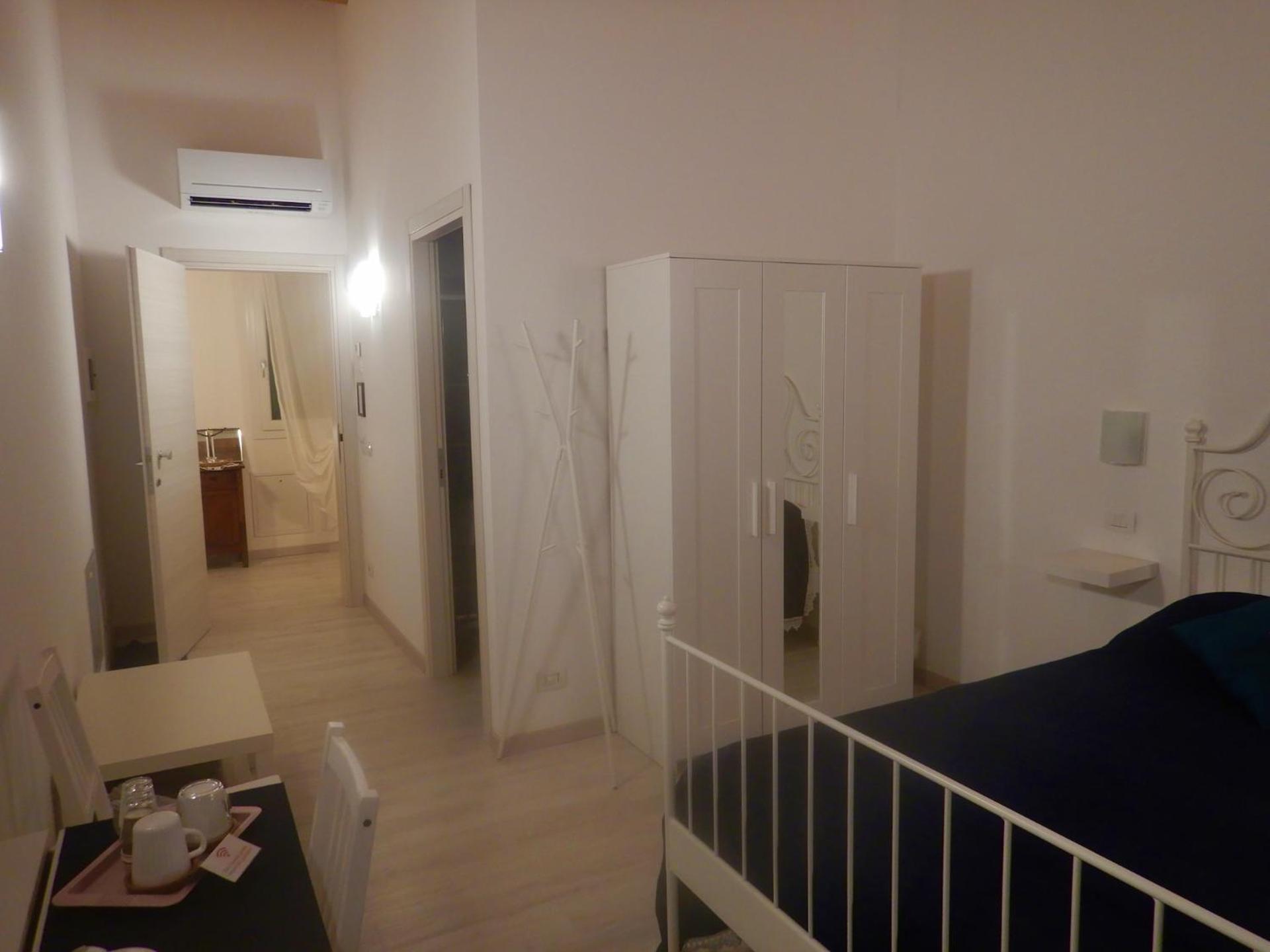 Standard Double Room - Photo 11