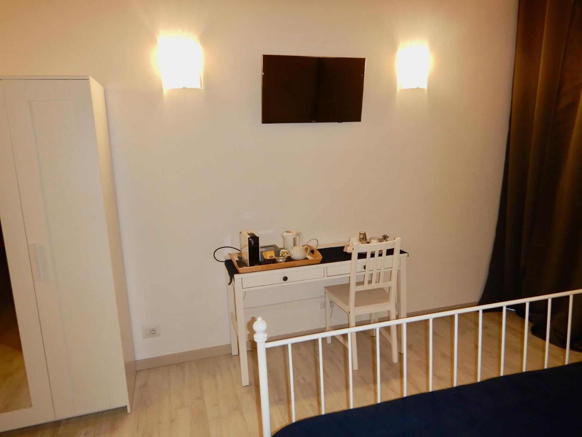 Standard Double Room - Photo 10