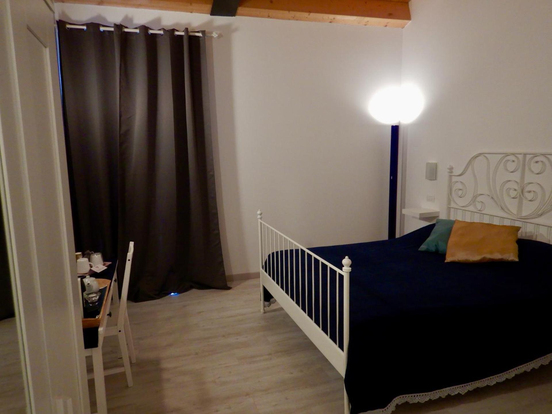 Standard Double Room - Photo 8