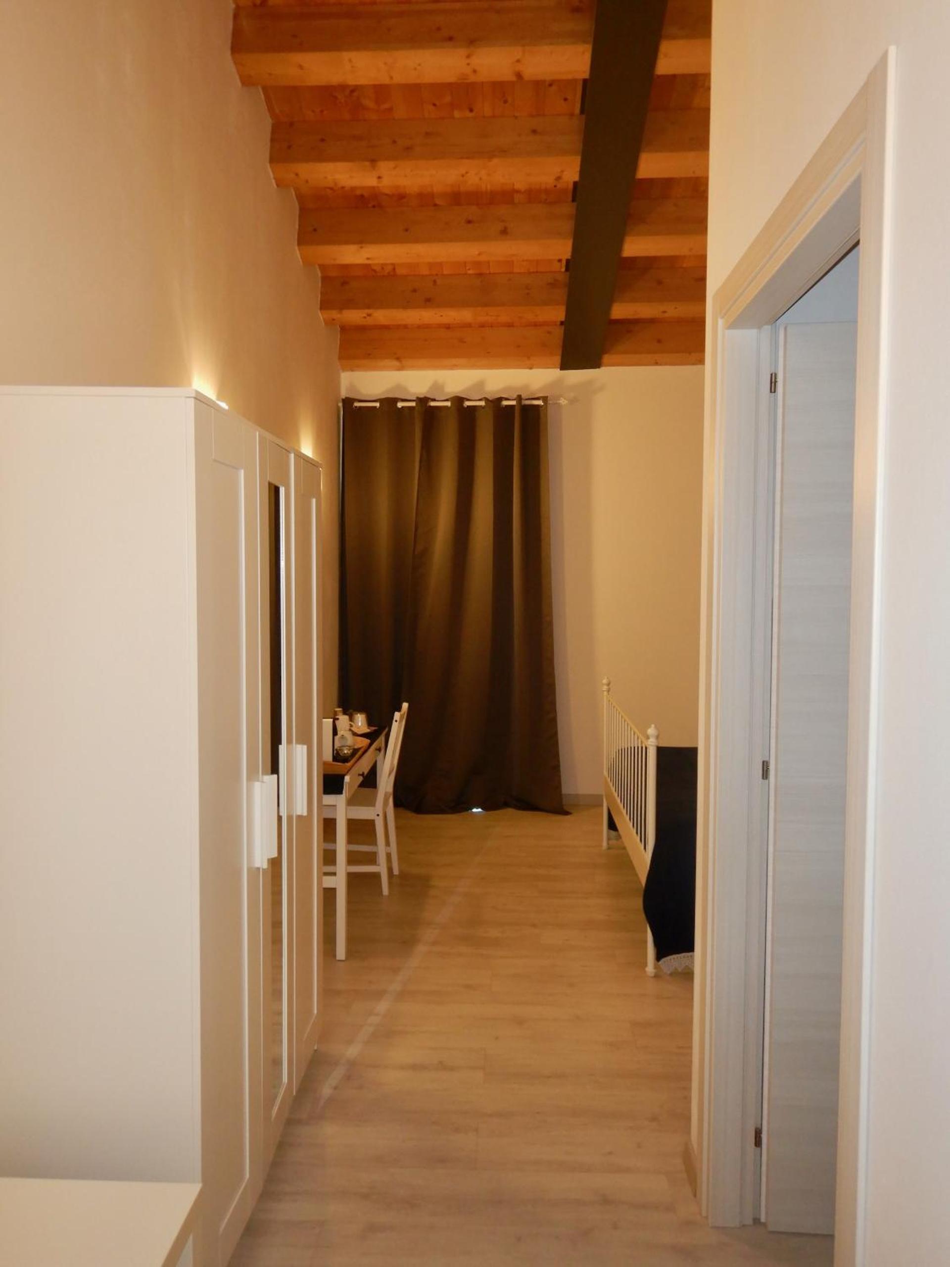 Standard Double Room - Photo 9
