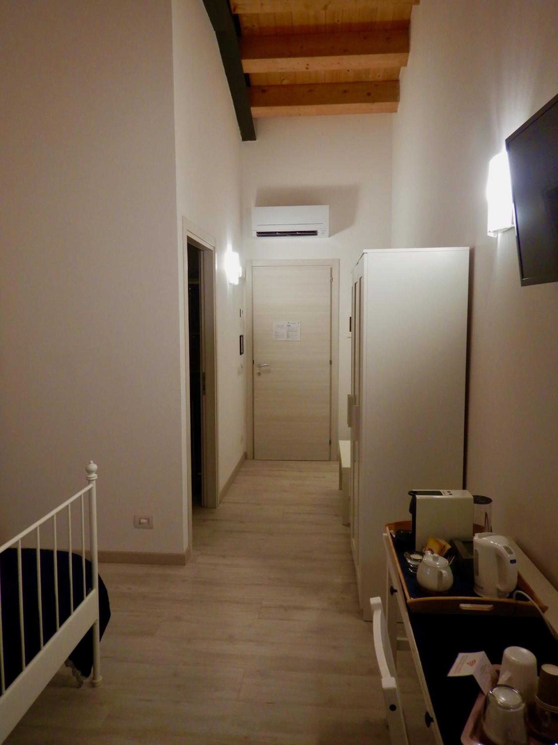 Standard Double Room - Photo 4