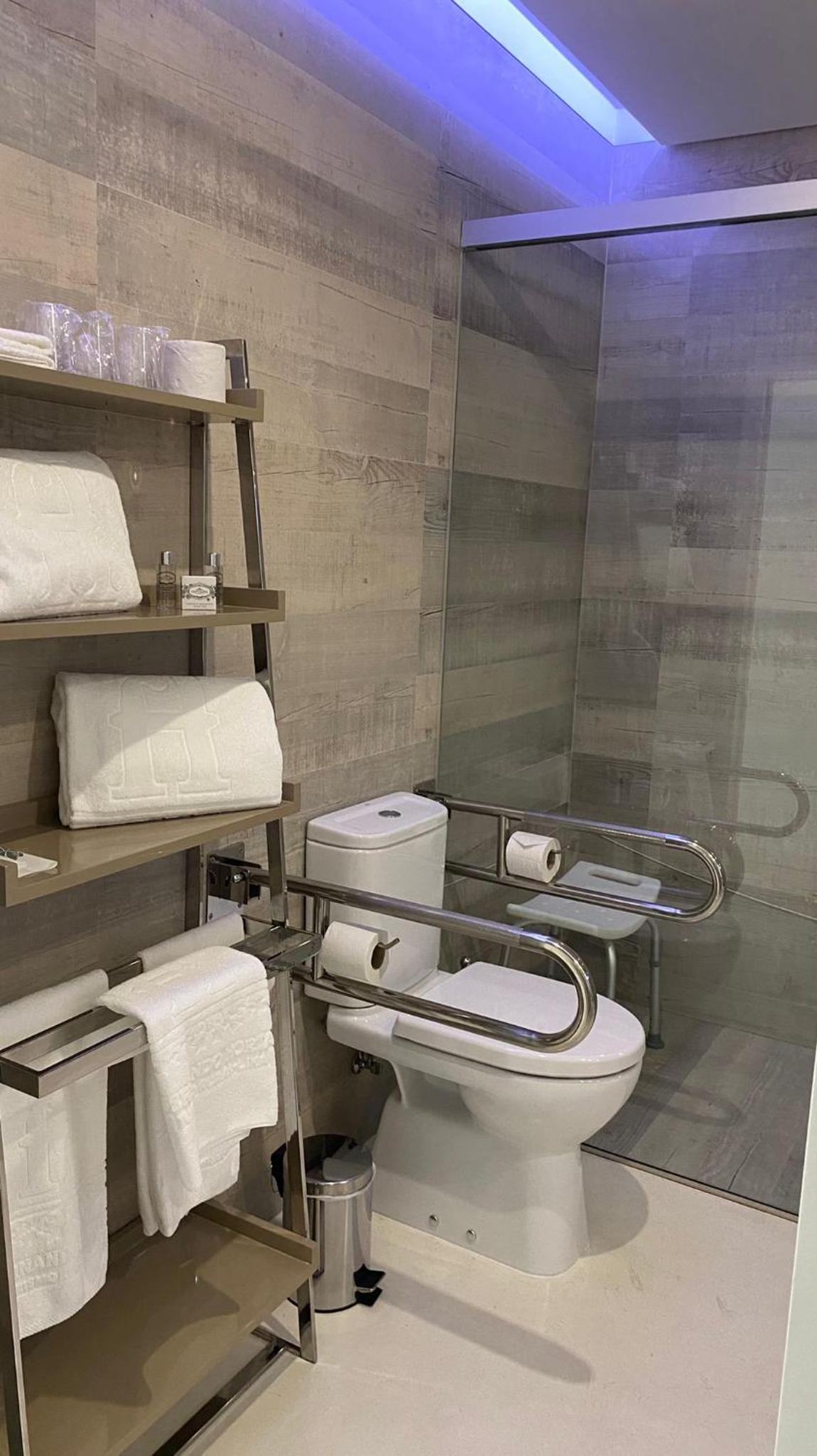 Twin Room - Disability Access - Photo 2
