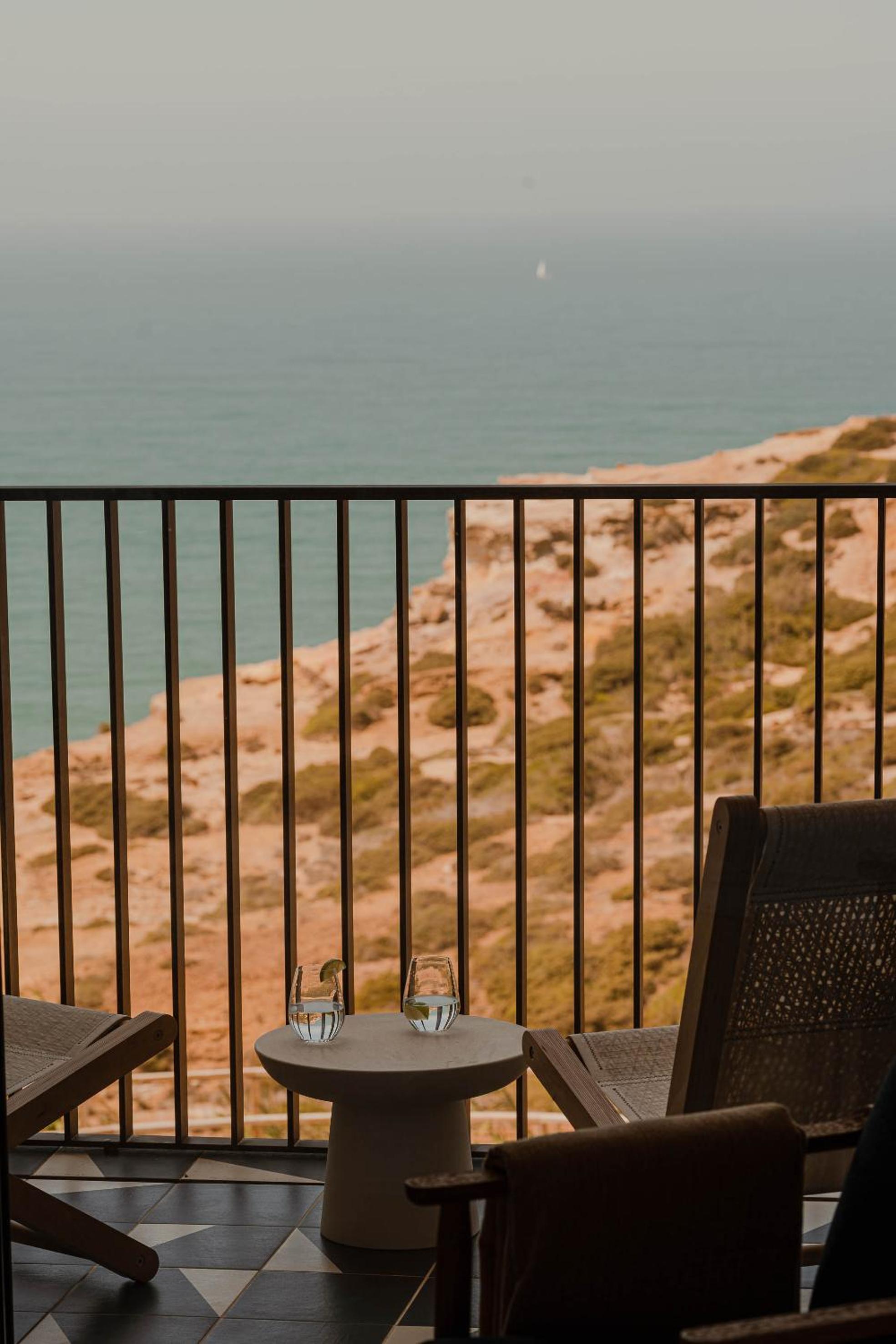 Double Room with Balcony and Ocean View - Photo 4