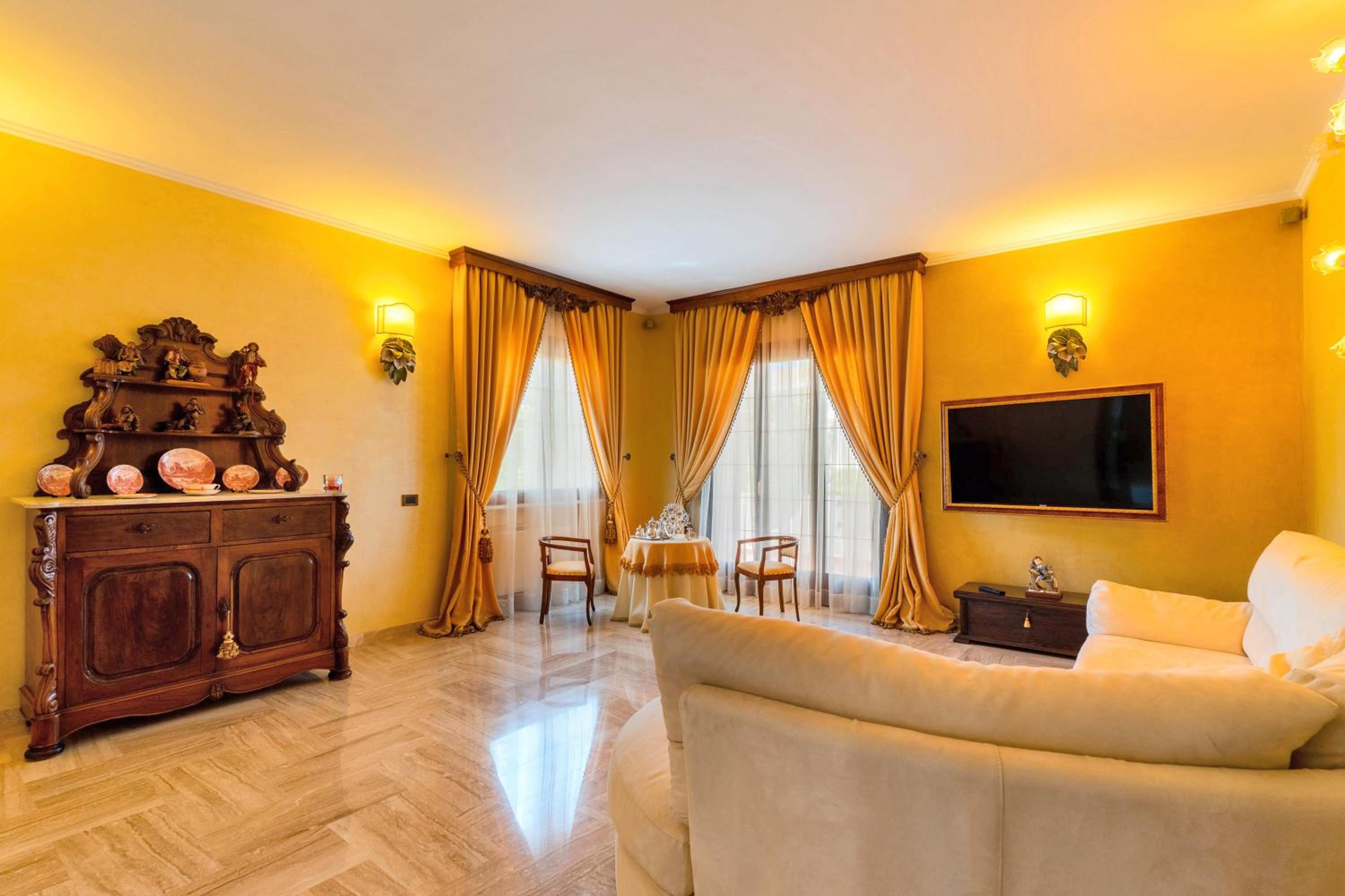 Villa with Garden View