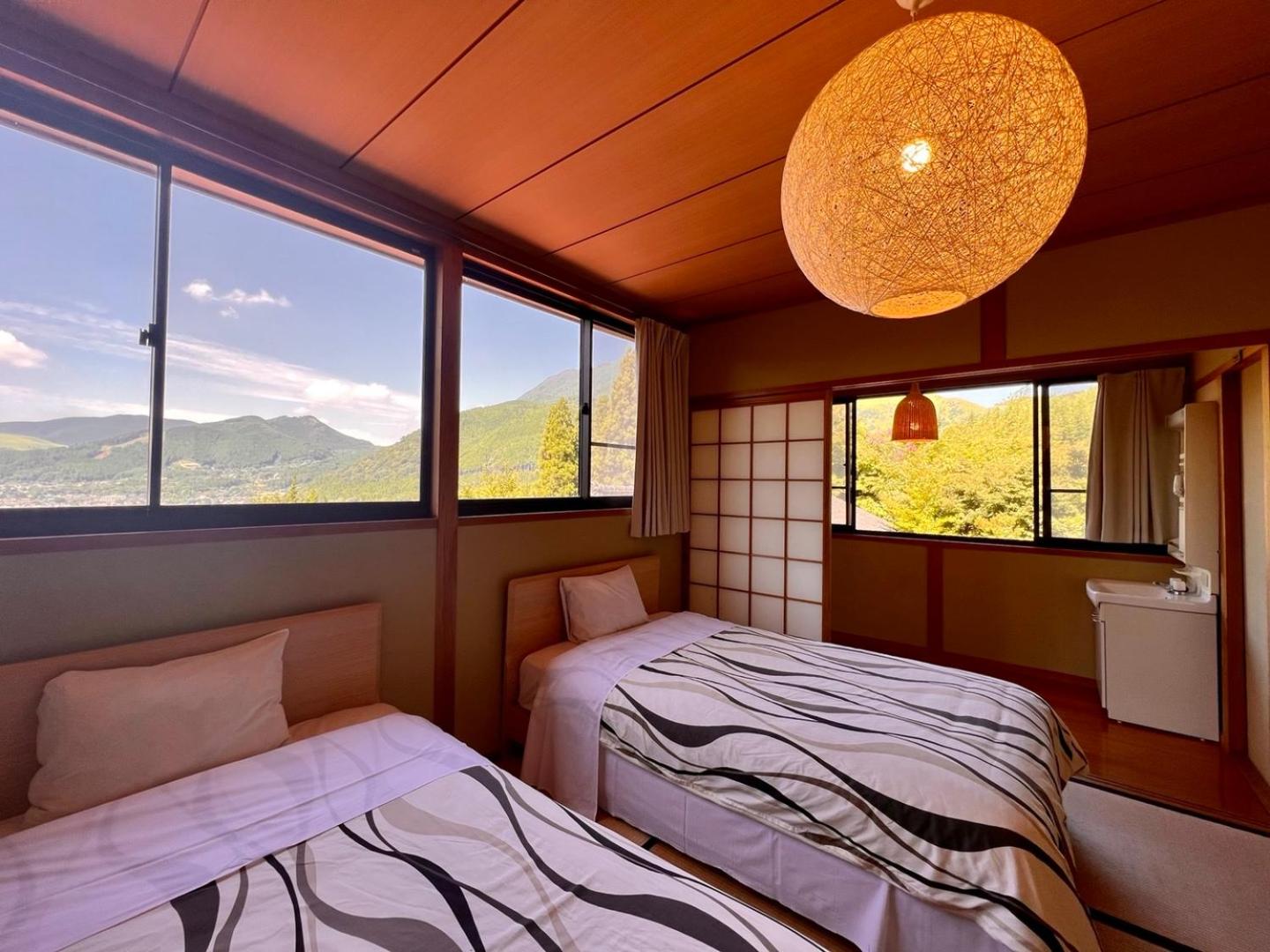 Twin Room with City View - Photo 7