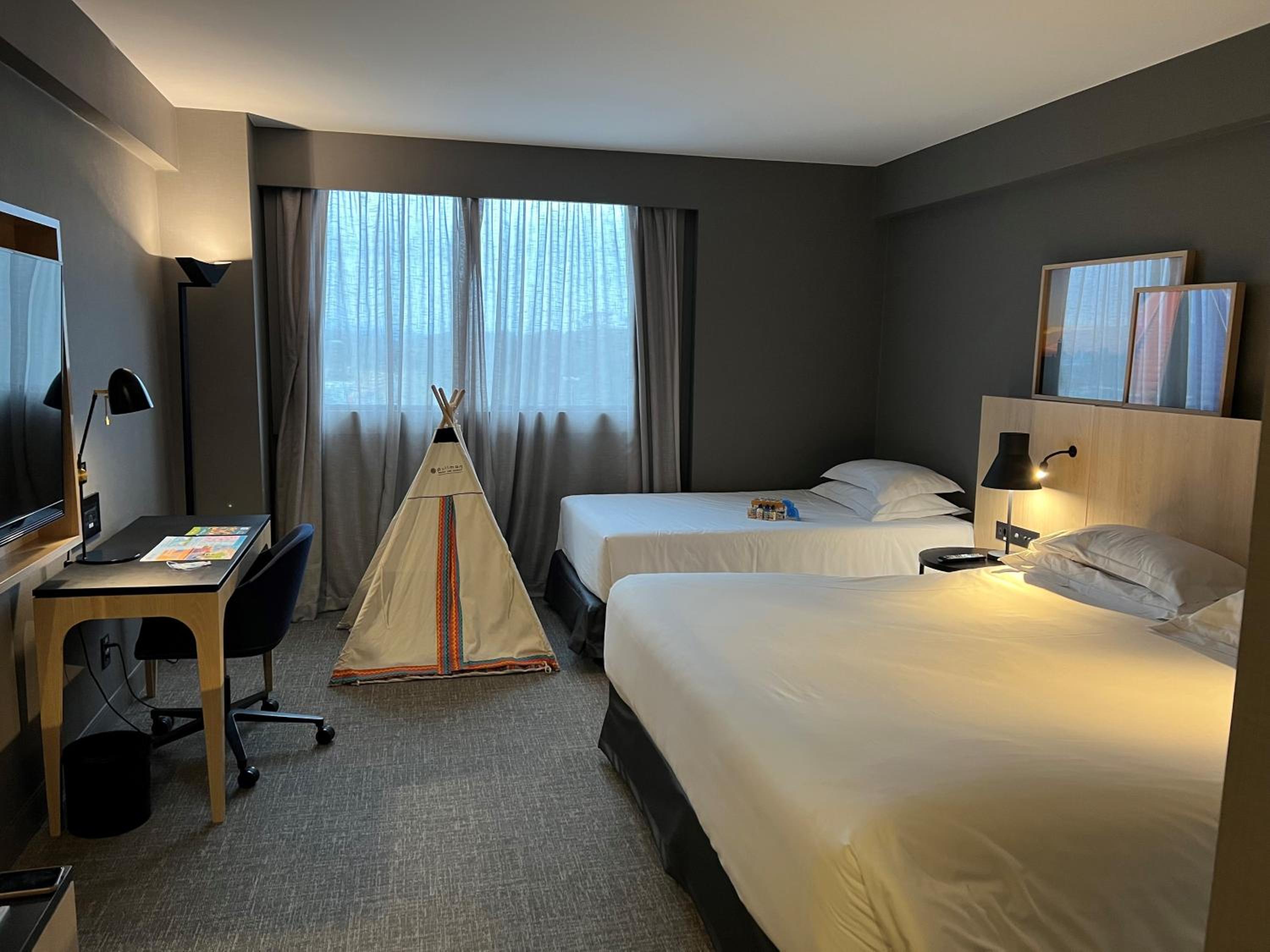 Family Room with One King and One Single Bed thumbnail 6