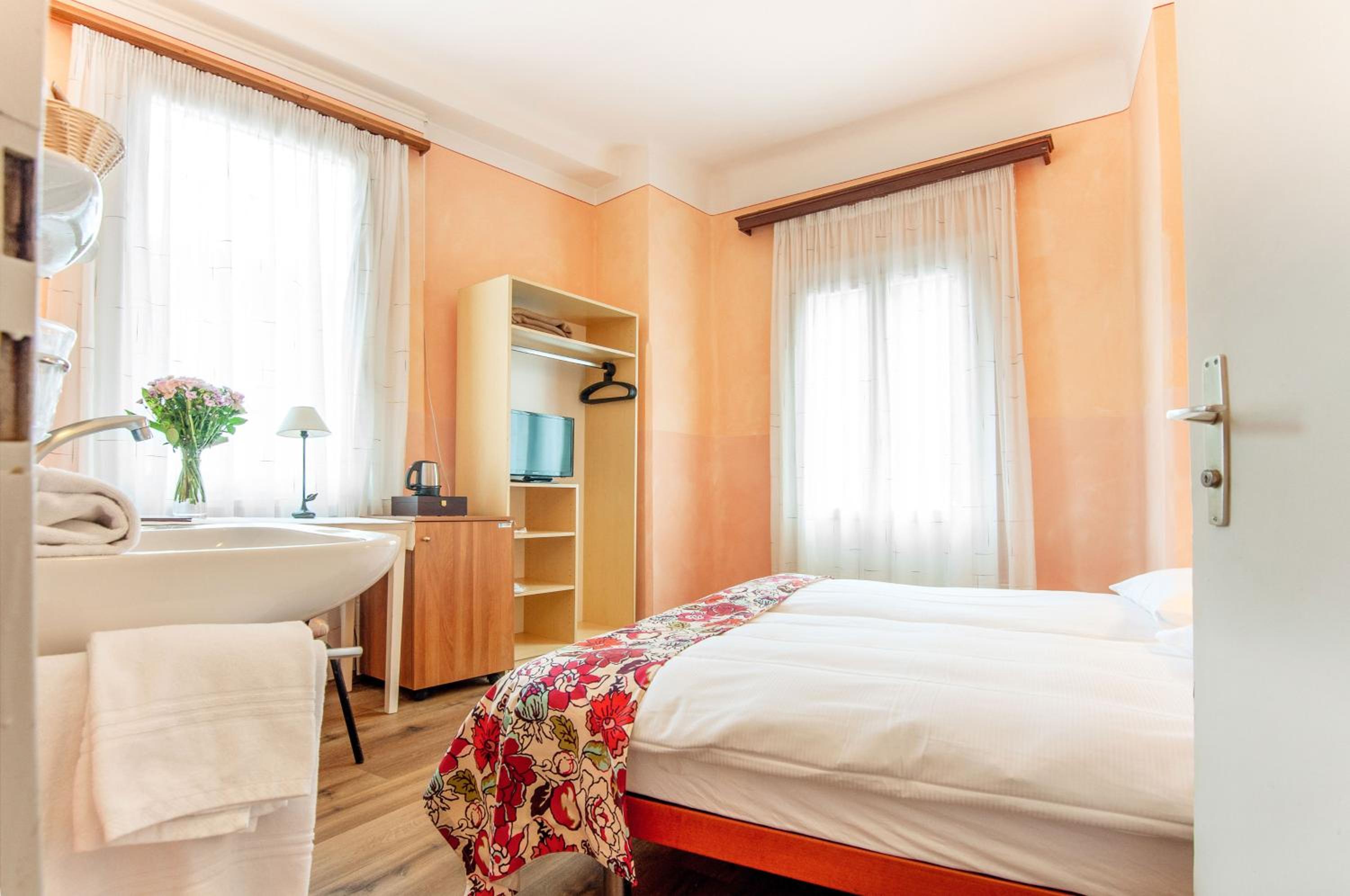 Double Or Twin Room With Shared Bathroom photo 1