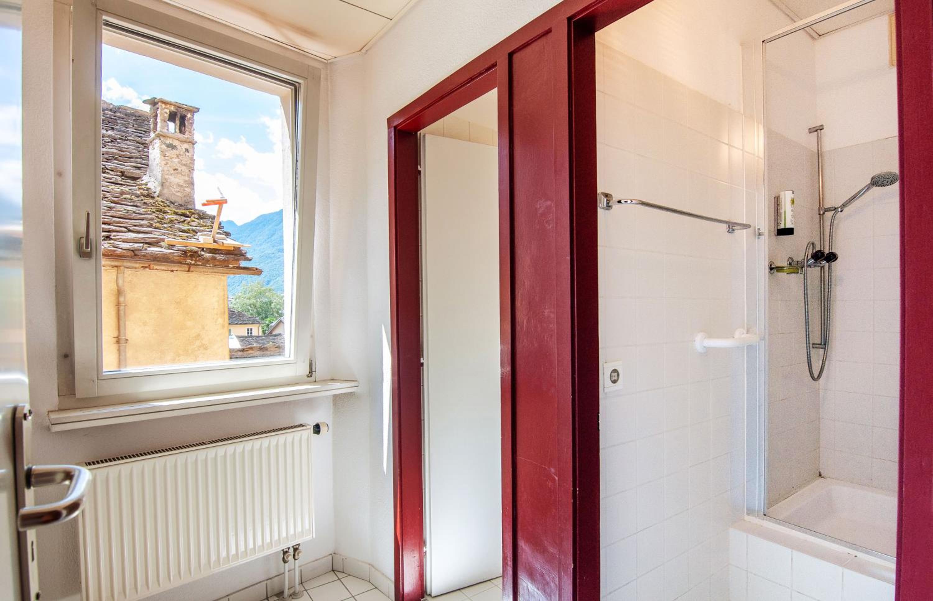 Family Room With Shared Bathroom photo 2