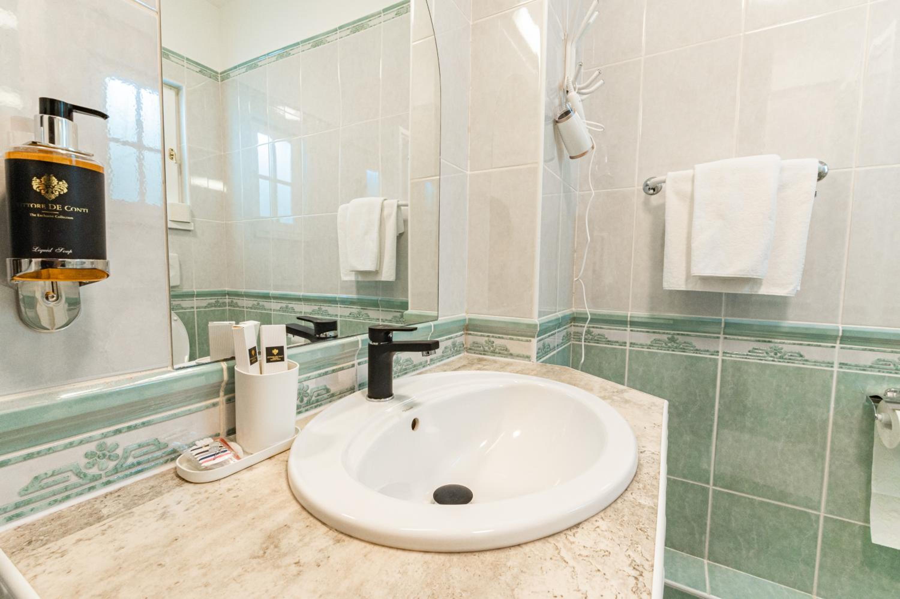 Standard Double Room - Photo 7