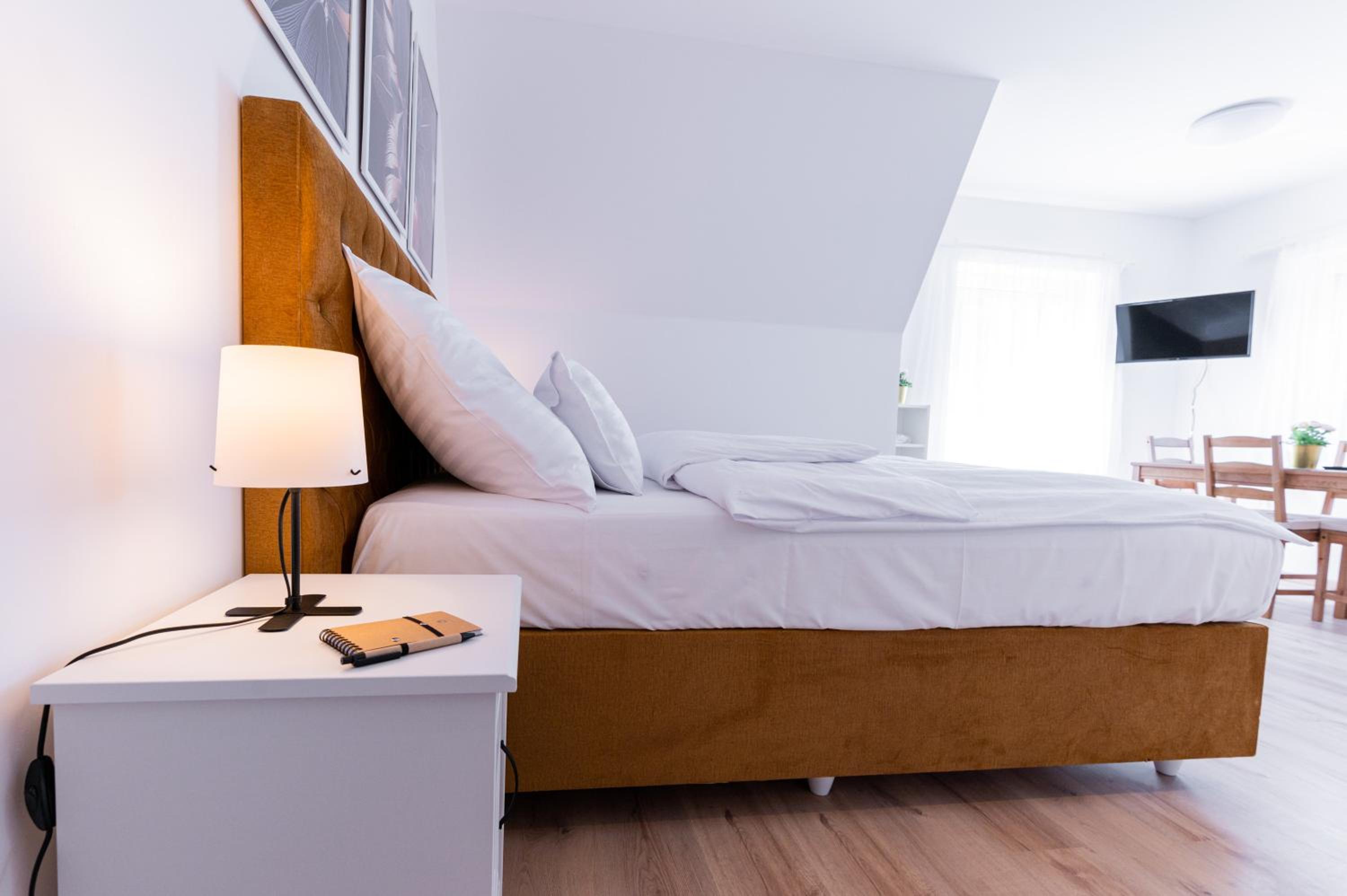 Standard Queen Room - Photo 25