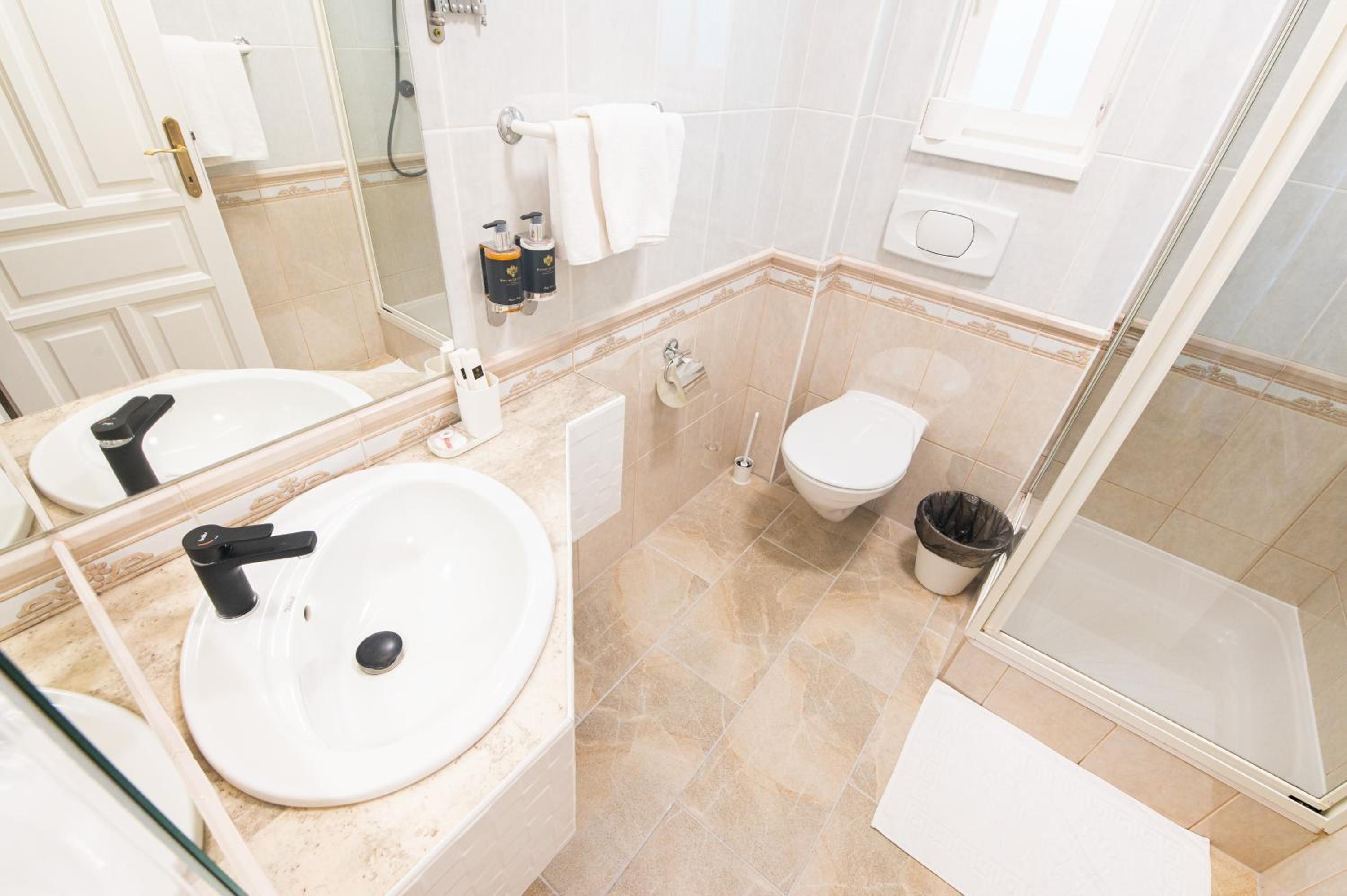 Deluxe Double Room - Photo 13