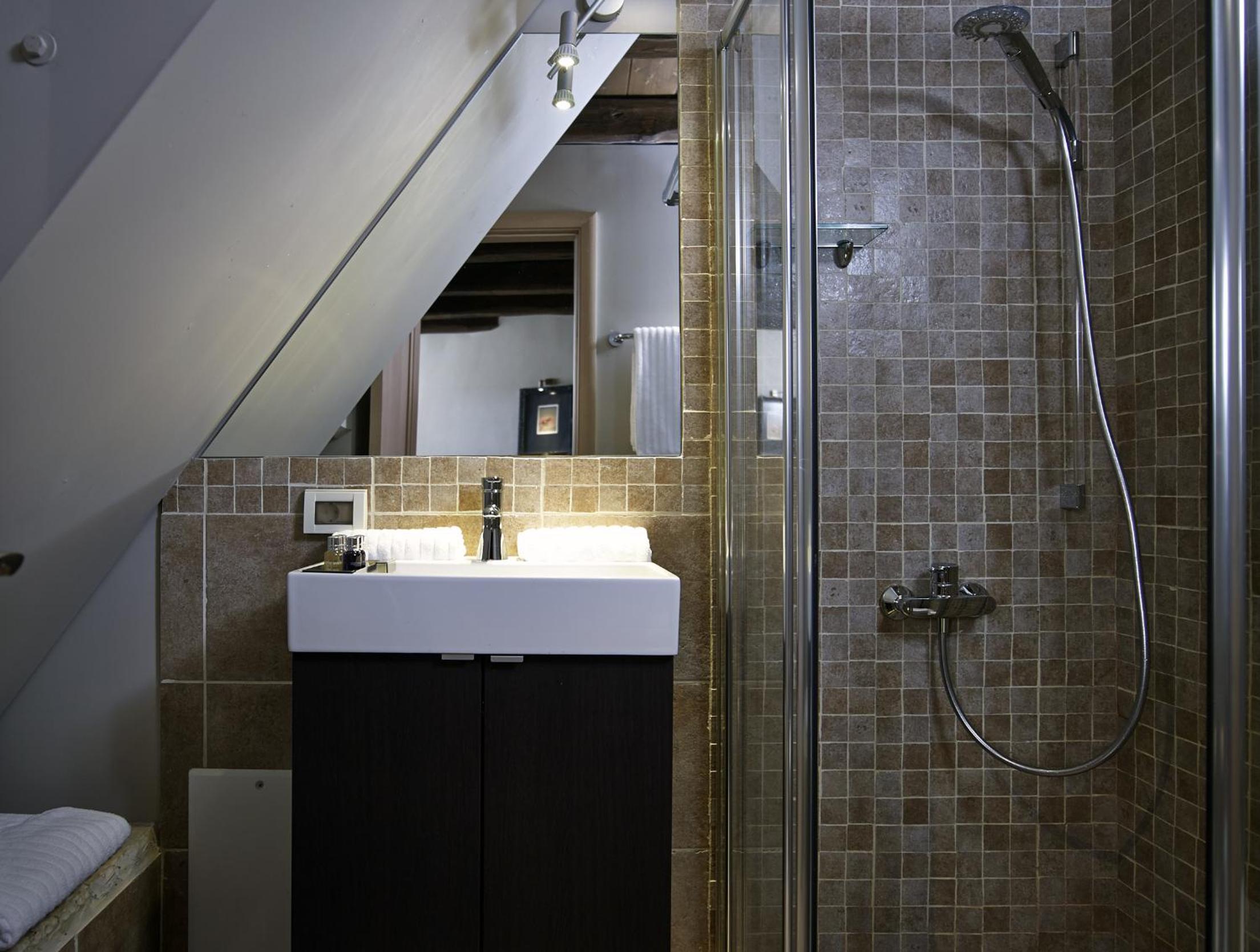 Deluxe Suite - Photo 7
