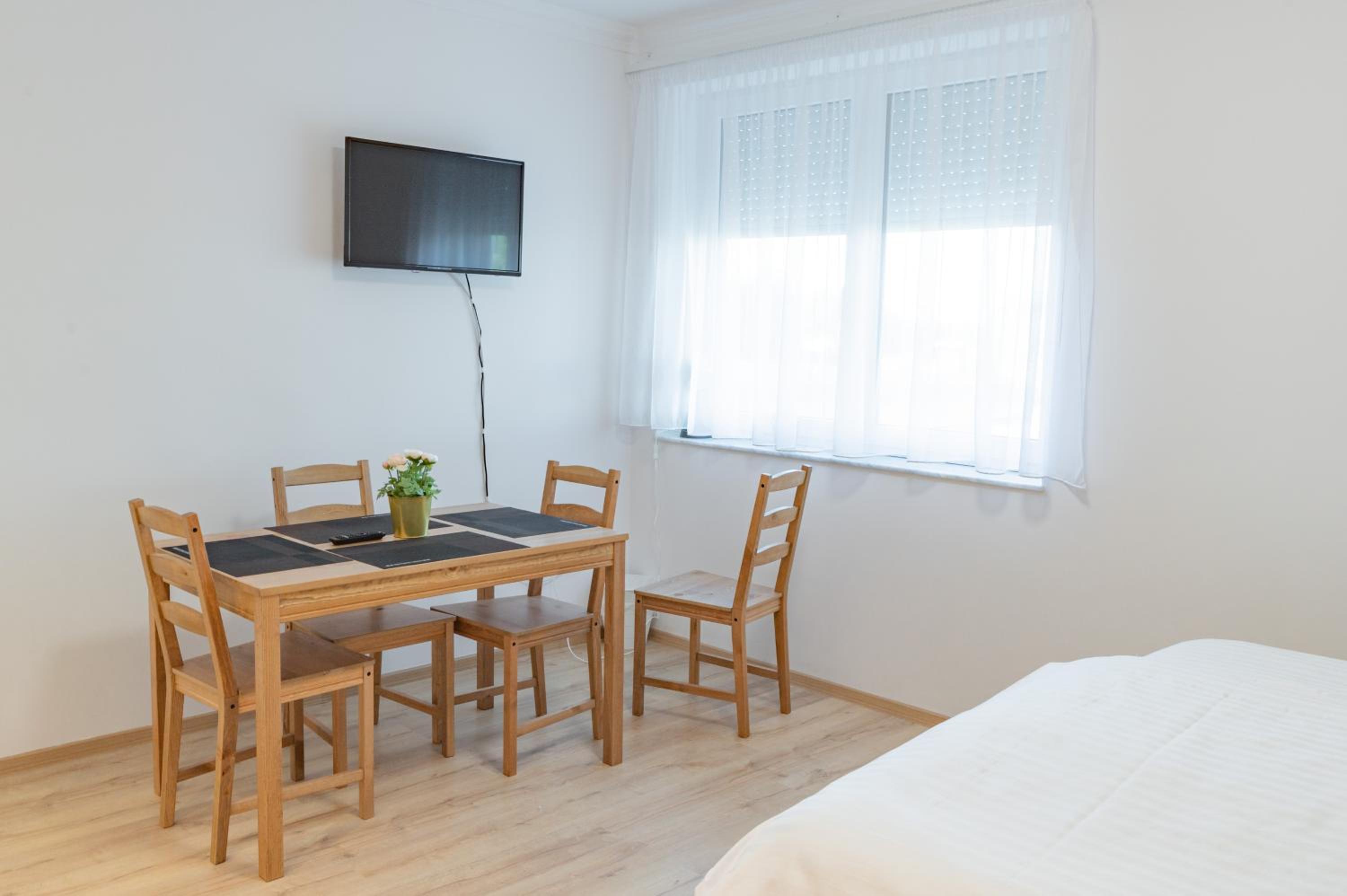 Deluxe Double Room with Balcony - Photo 9