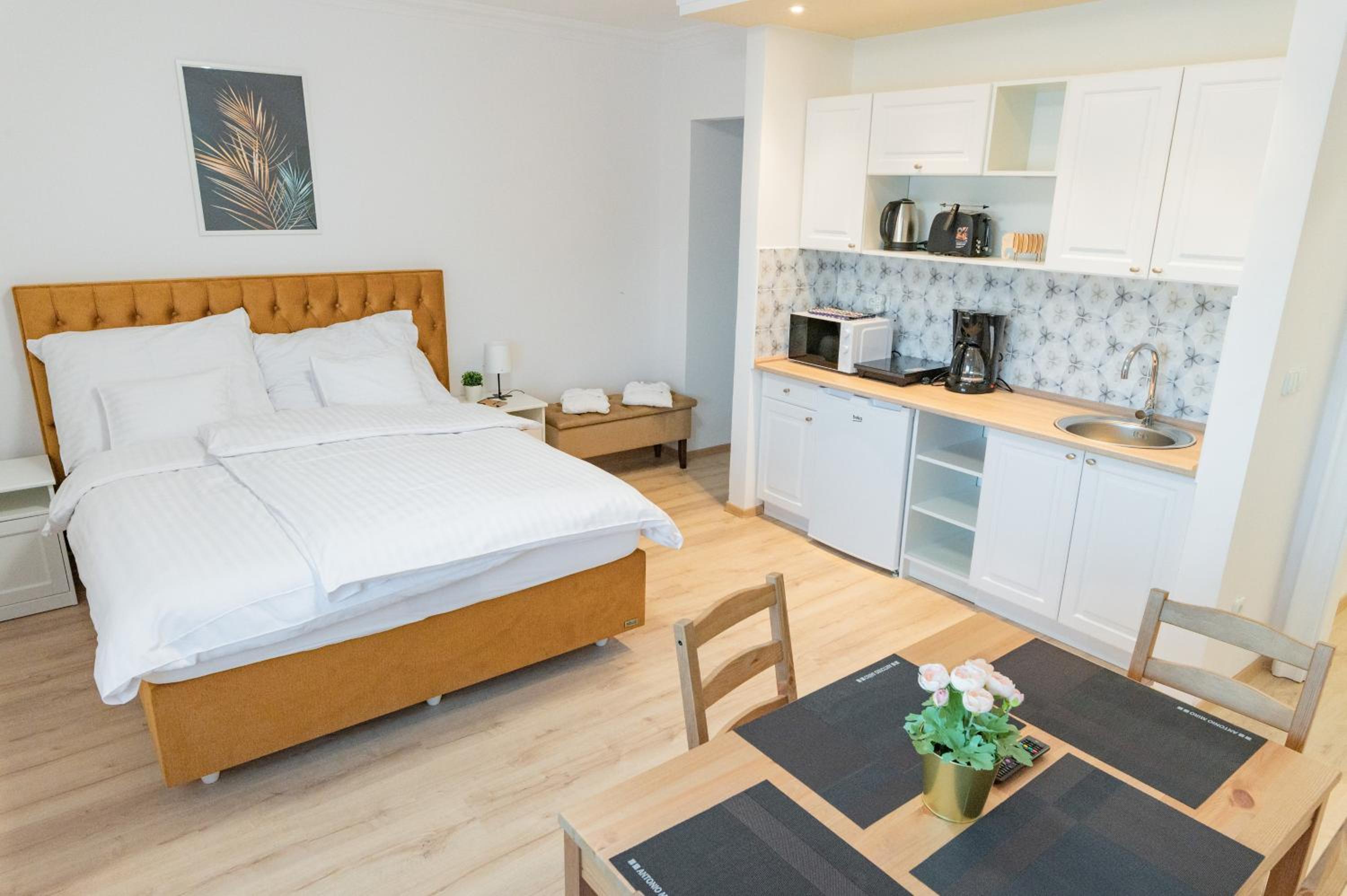 Deluxe Double Room with Balcony - Photo 15
