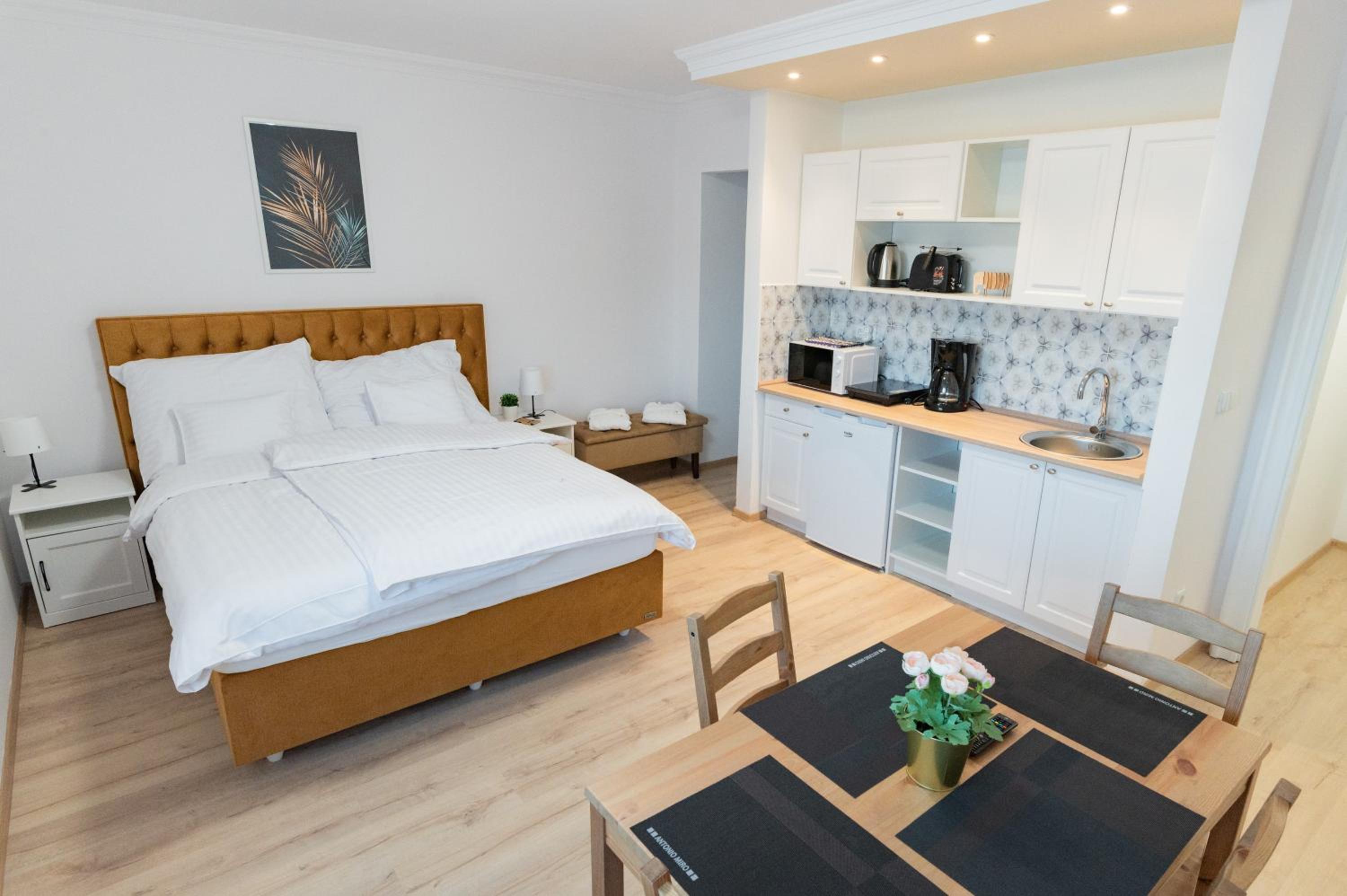 Deluxe Double Room with Balcony - Photo 14