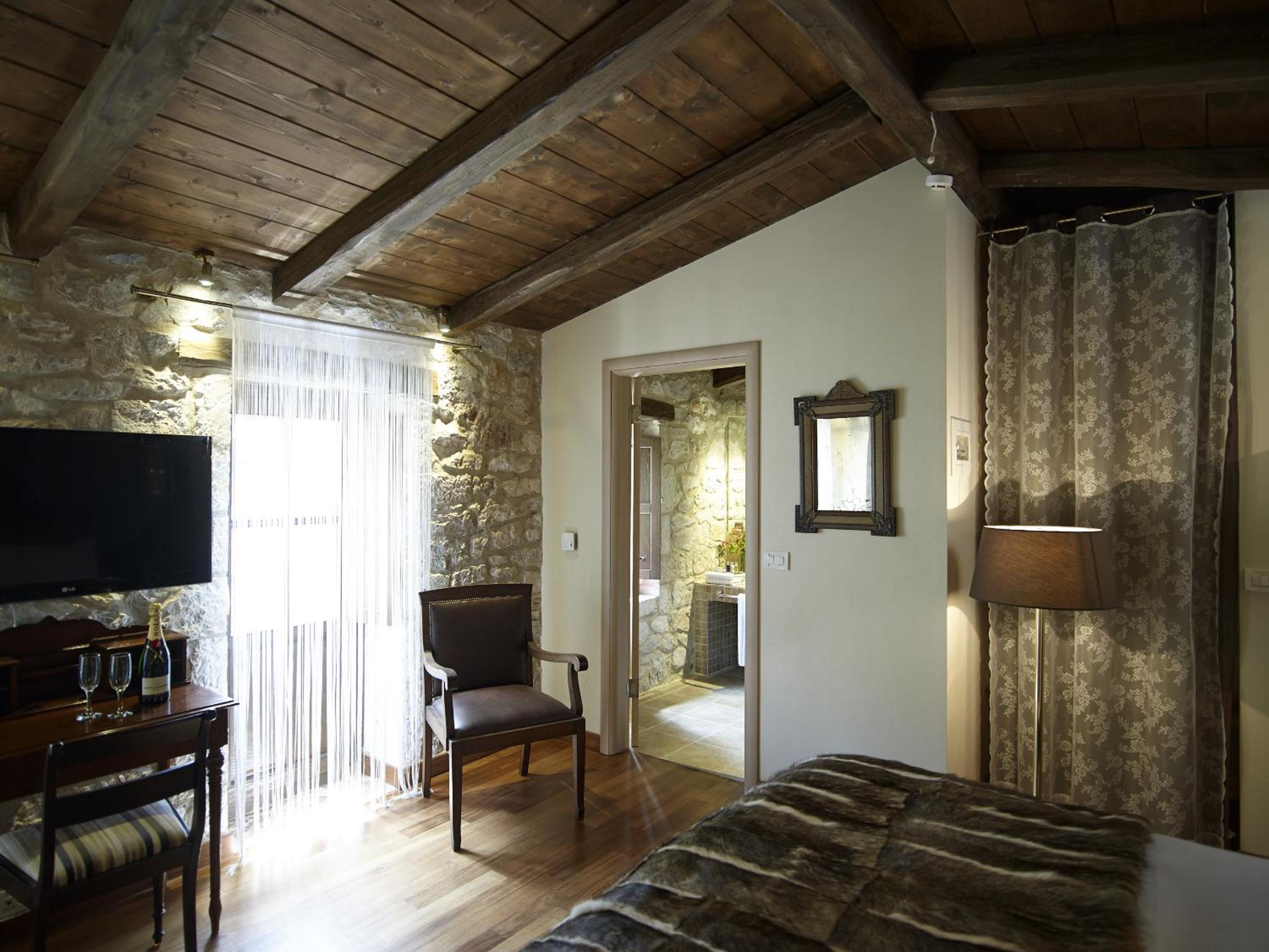 Deluxe Suite - Photo 11