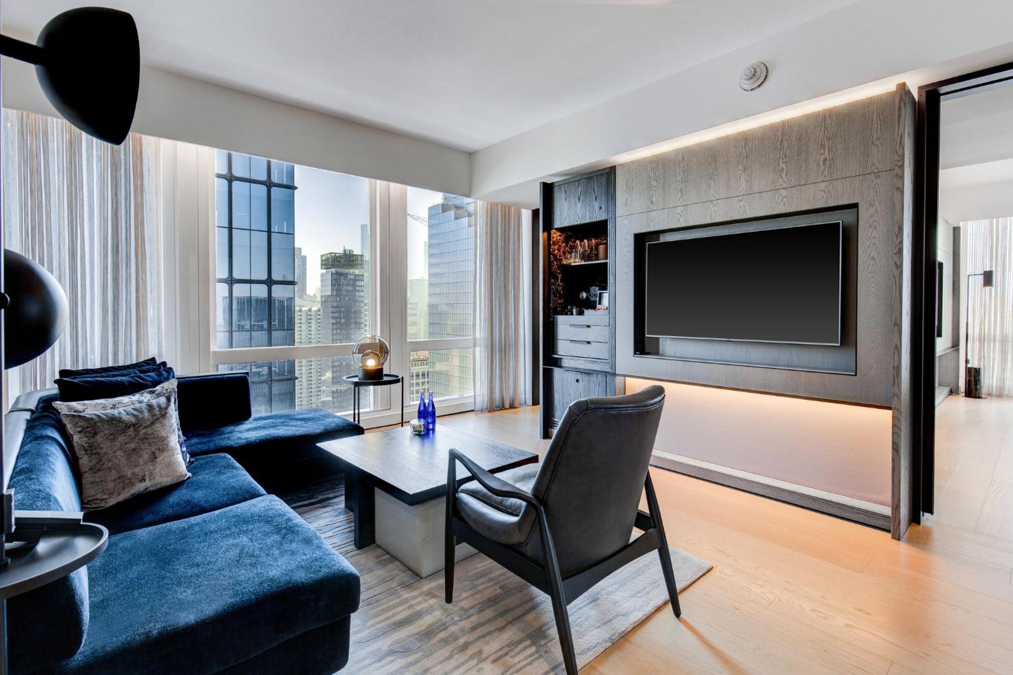 Deluxe City View One Bedroom Corner Suite, 1 King Bed thumbnail 5