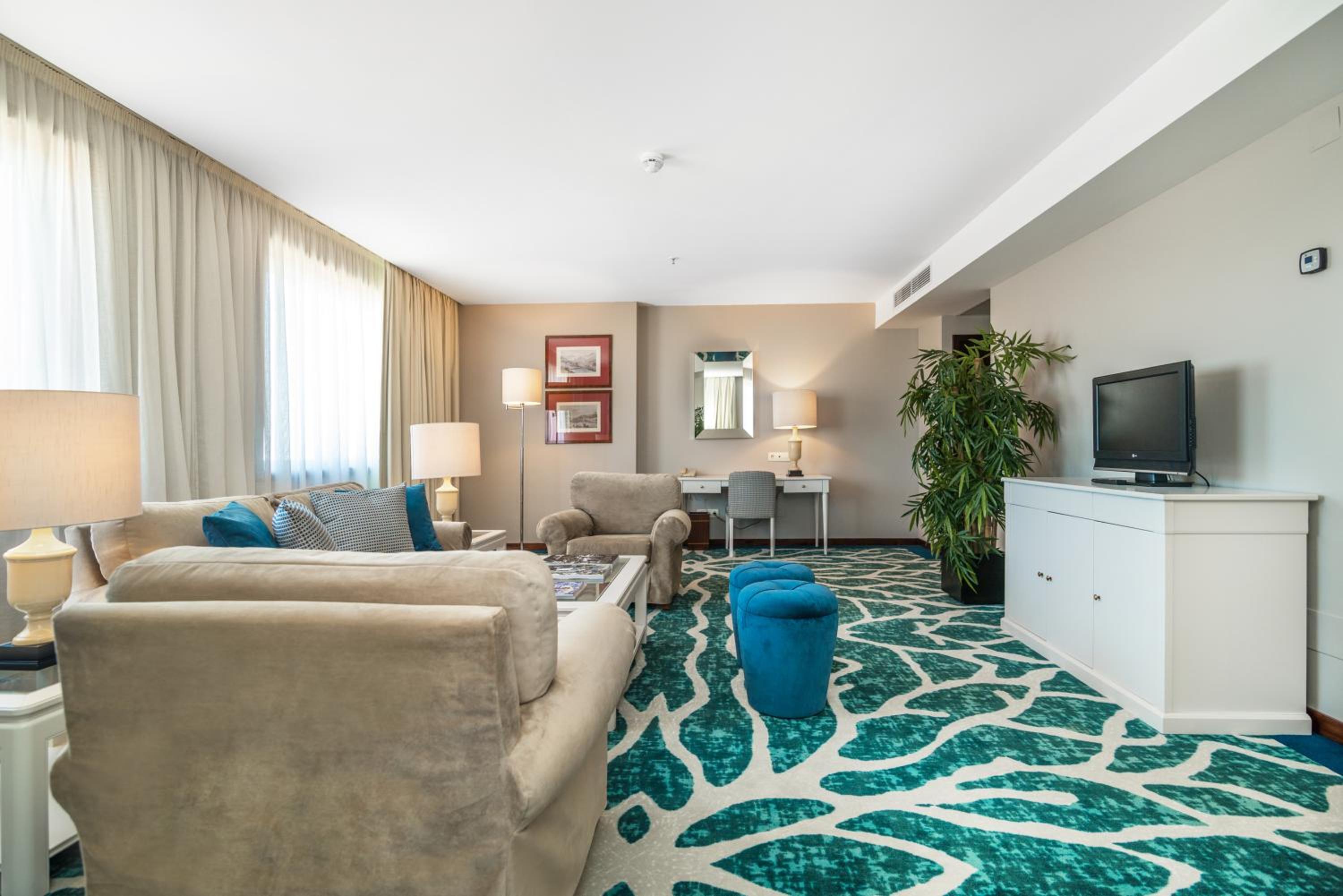 One-Bedroom Suite with Dining Area photo 2