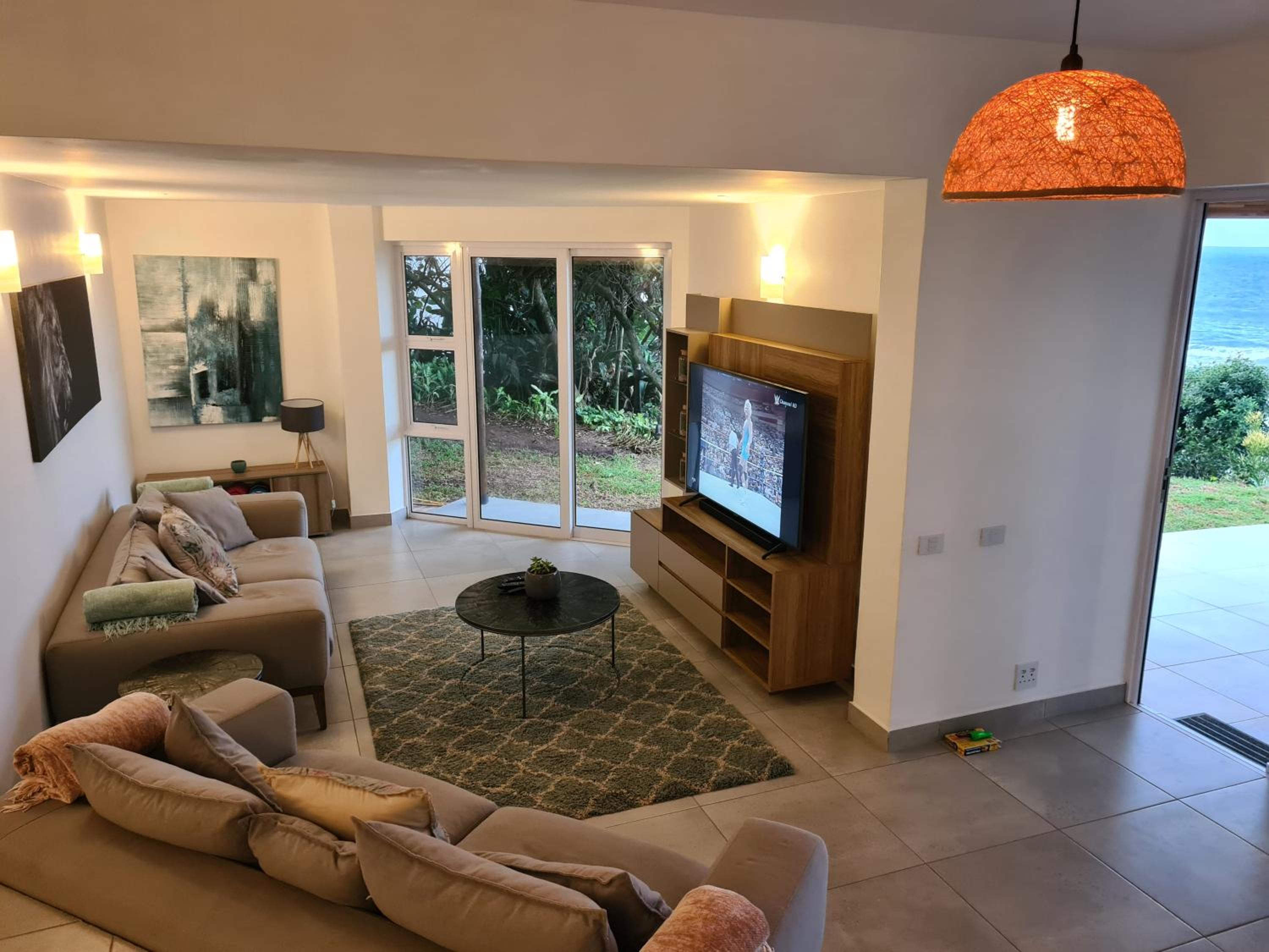 Five-Bedroom House photo 1