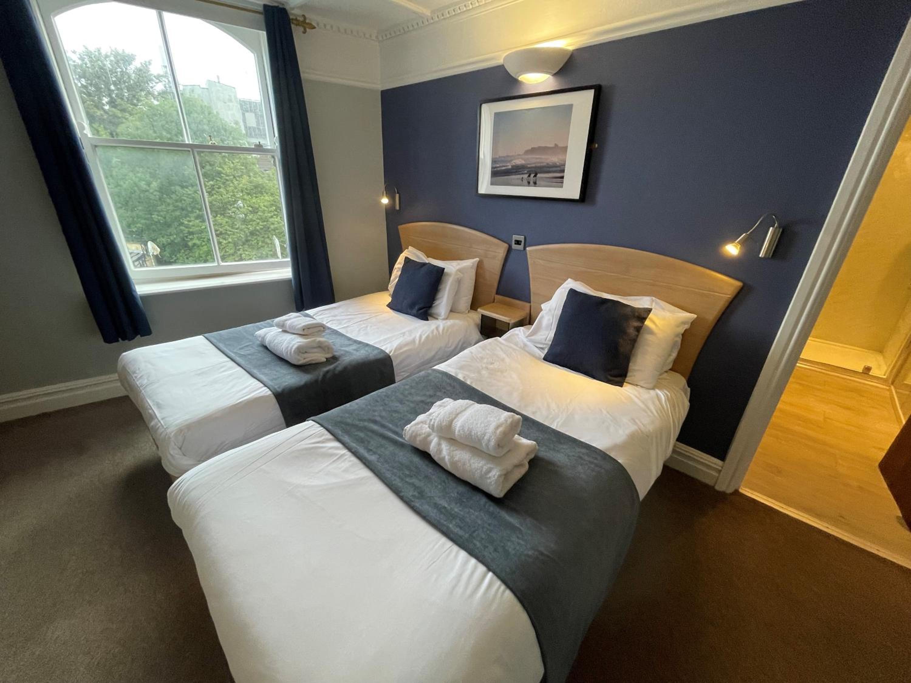 Twin Room - Photo 2