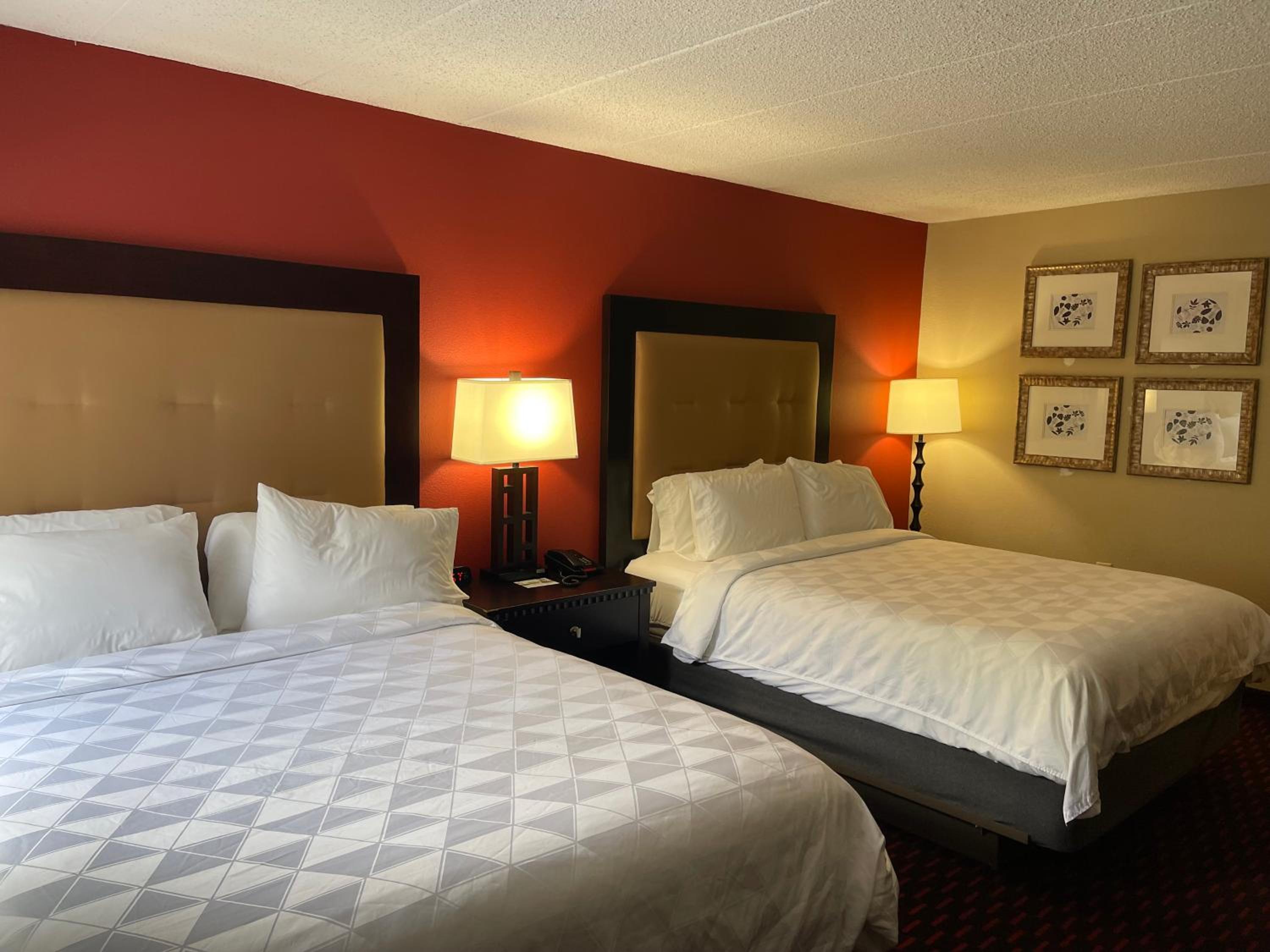 Queen Room with Two Queen Beds - Non-Smoking - Photo 1