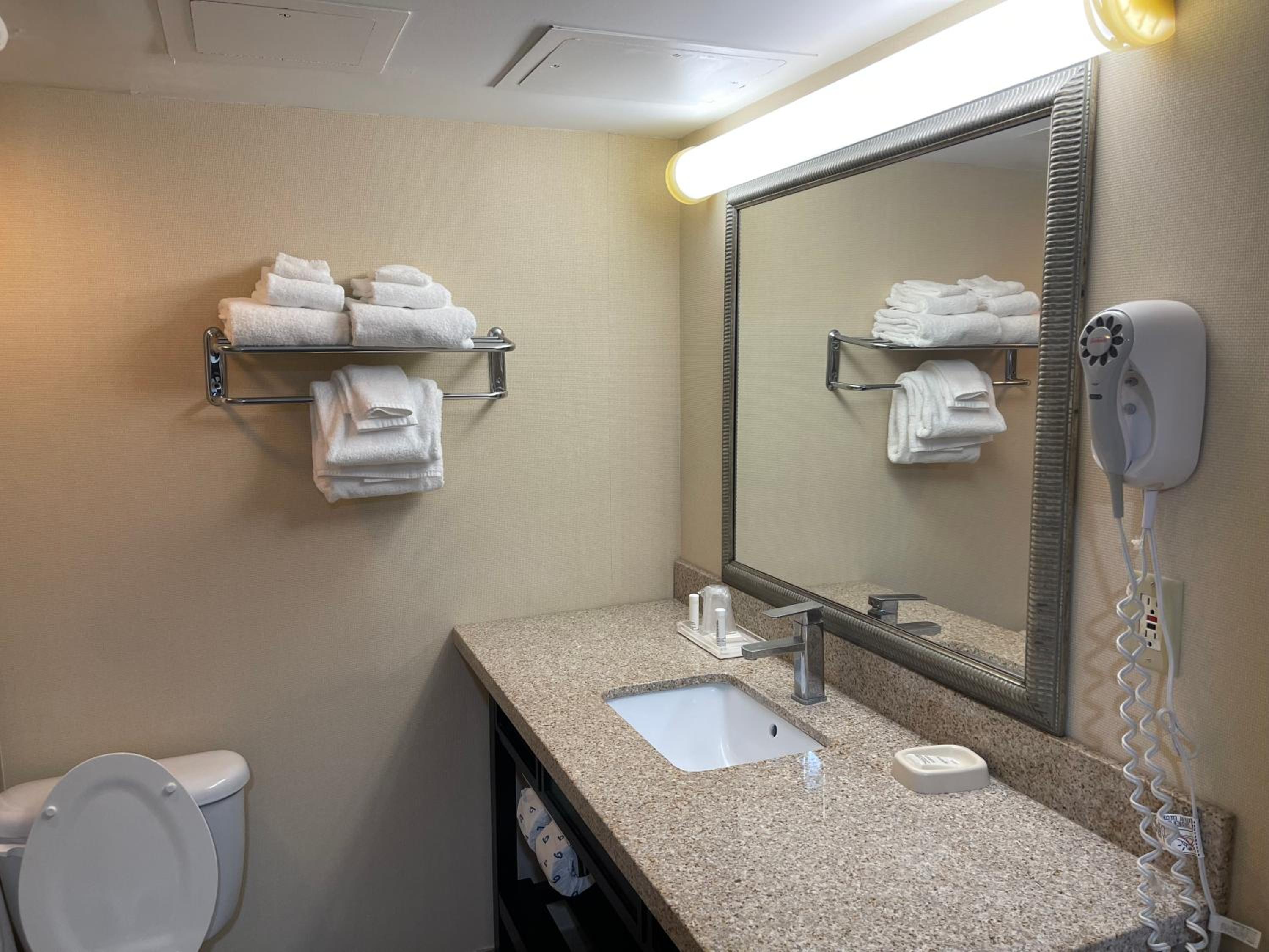 Queen Room with Two Queen Beds - Mobility Accessible/Non-Smoking - Photo 2