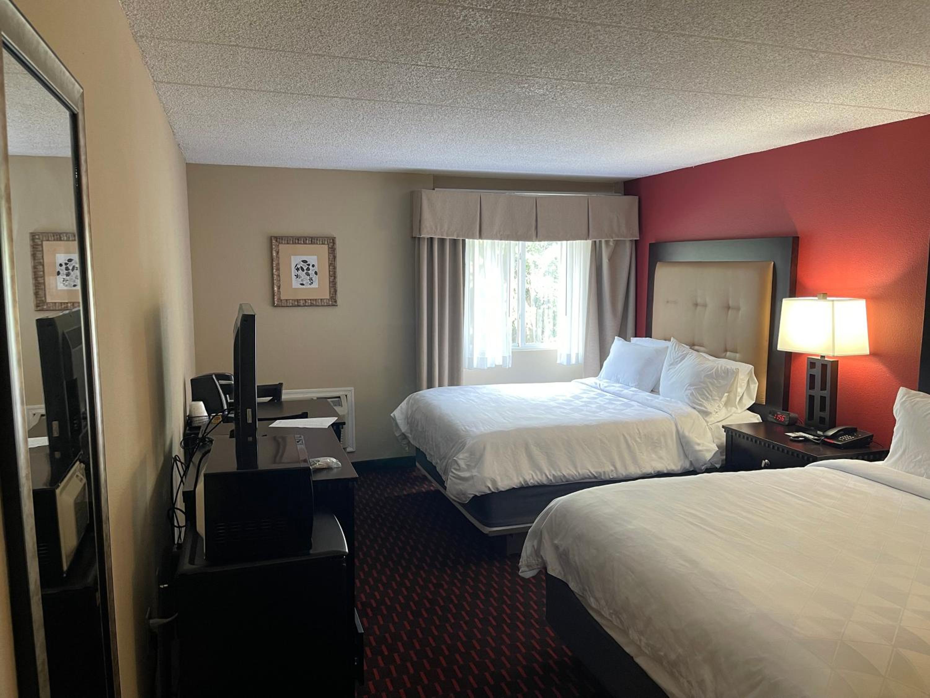 Queen Room with Two Queen Beds - Non-Smoking - Photo 2