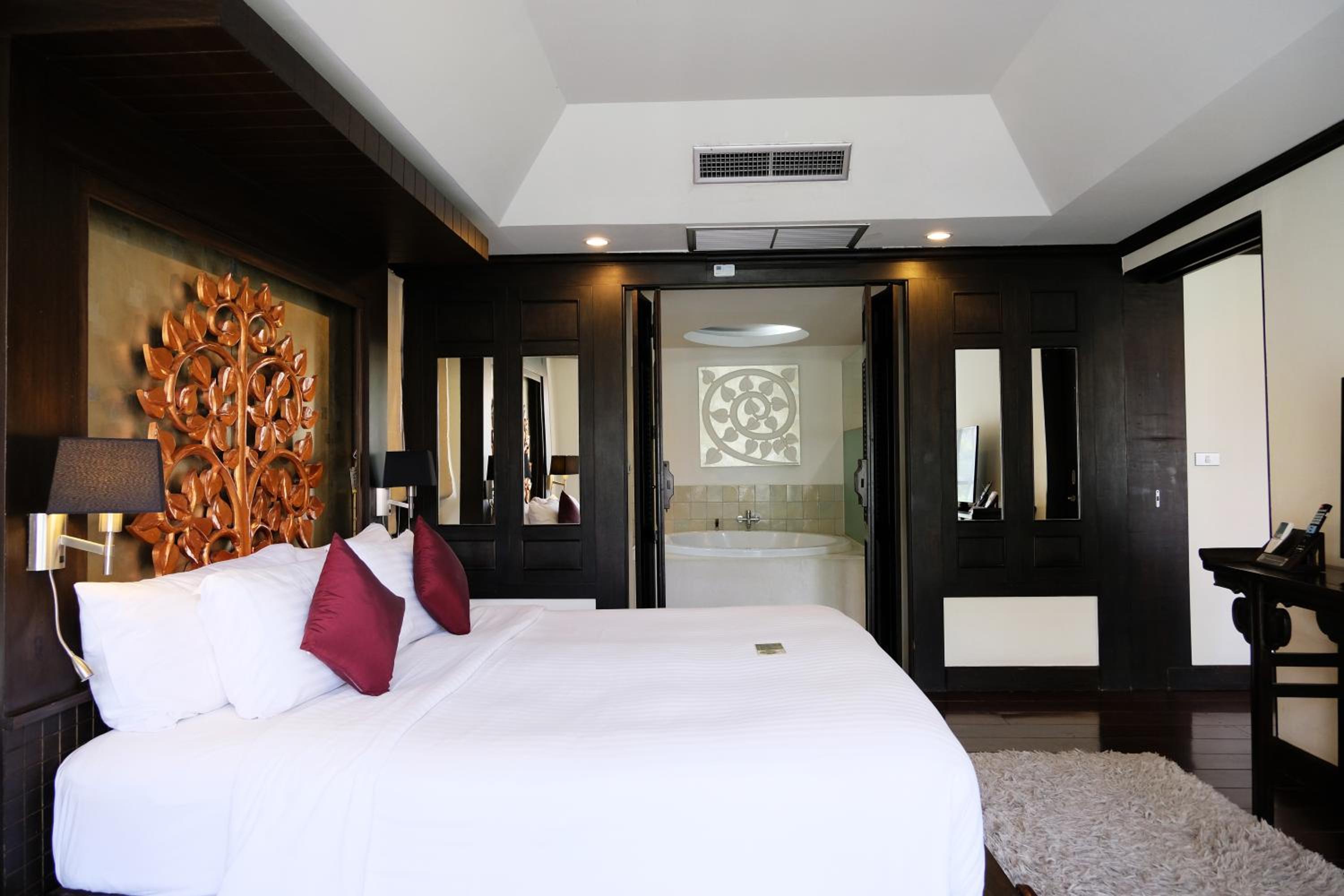 One-Bedroom Suite - Photo 4