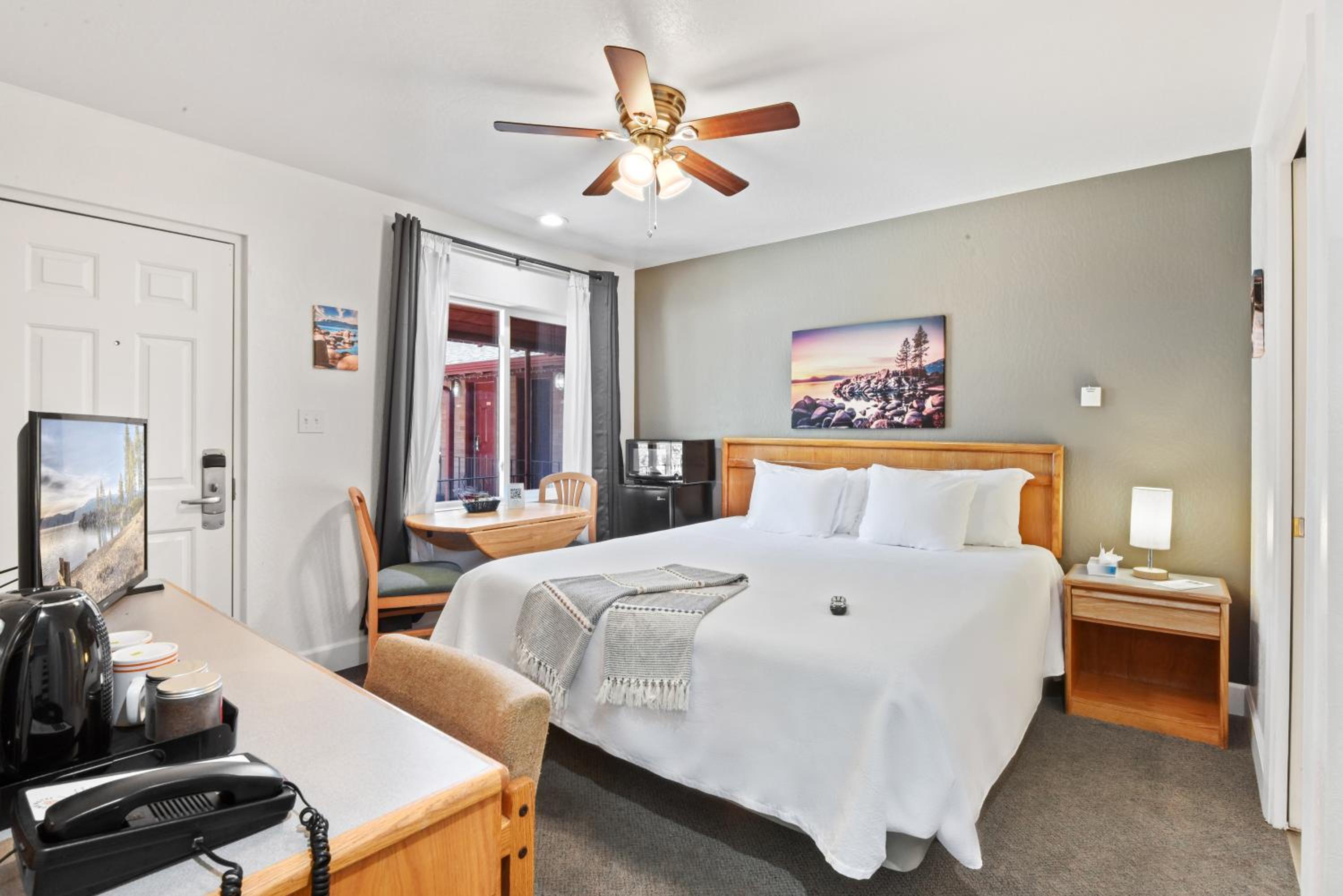 Standard King Room photo 3